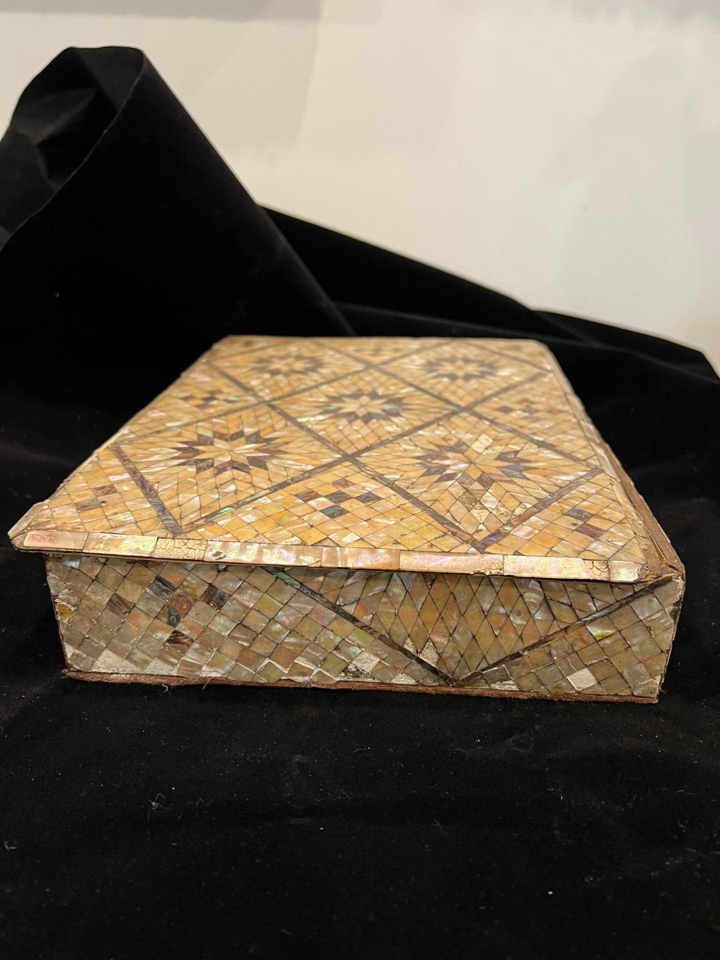 AN 18TH CENTURY INDO-PORTUGUESE MOTHER OF PEARL INLAID BOX - Bild 5 aus 7