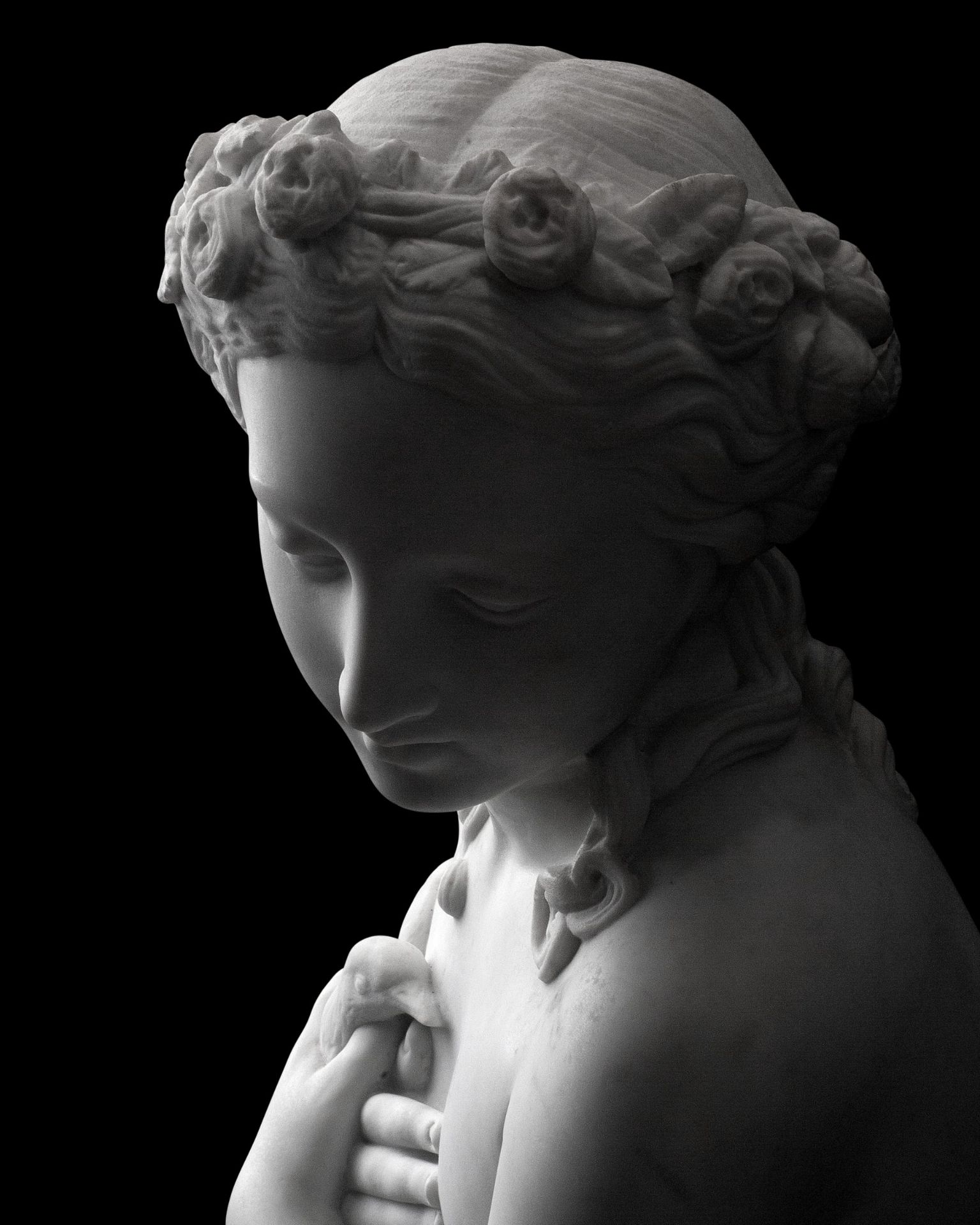 A LARGE LATE 19TH CENTURY ITALIAN MARBLE FIGURE OF A GIRL HOLDING A BIRD BY ROMANELLI - Bild 5 aus 10