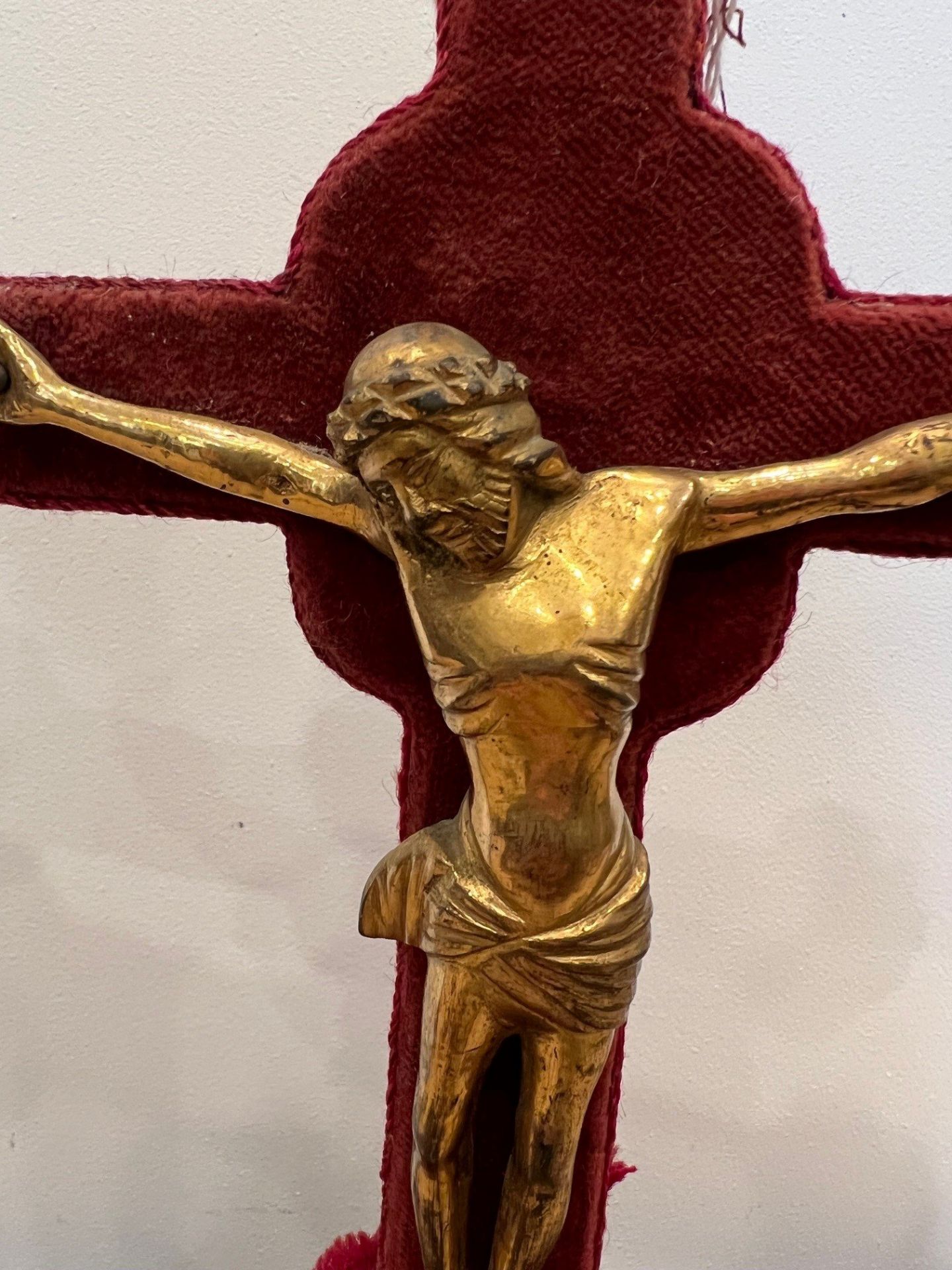 A LATE 15TH CENTURY GOTHIC STYLE GILT BRONZE CRUCIFIX - Bild 2 aus 7