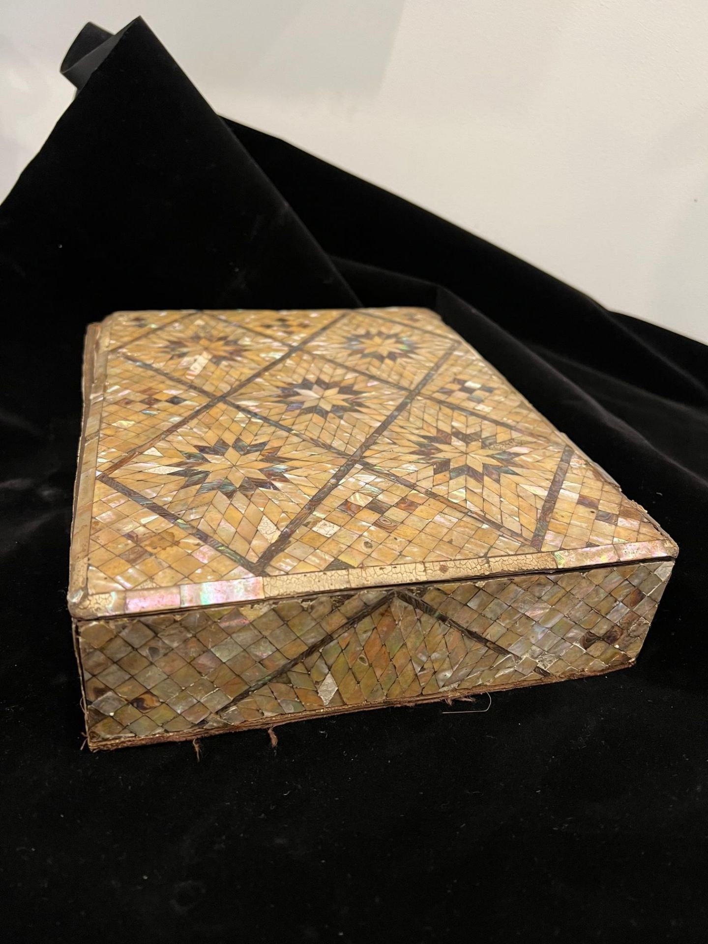 AN 18TH CENTURY INDO-PORTUGUESE MOTHER OF PEARL INLAID BOX - Bild 3 aus 7