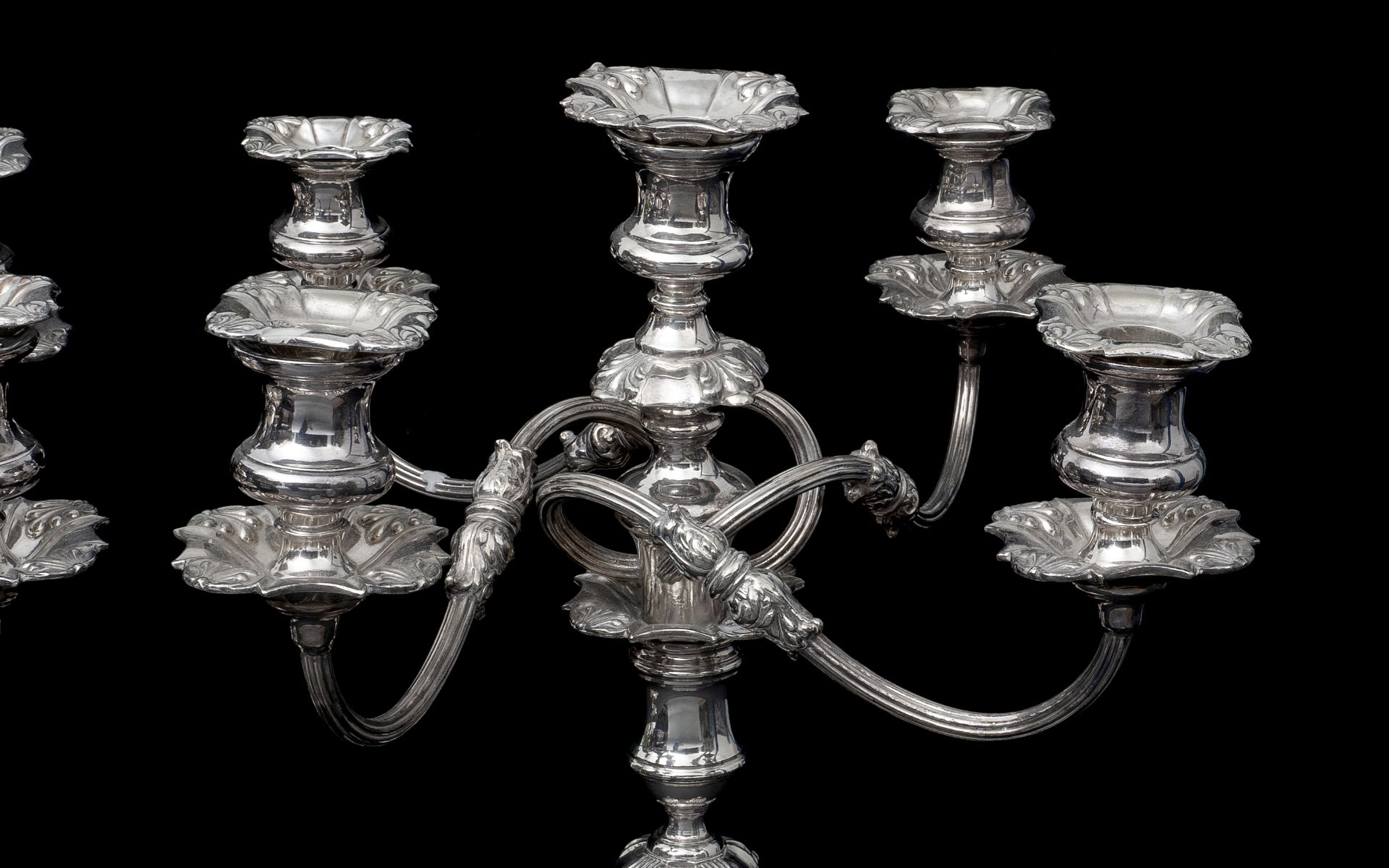 A PAIR OF EARLY 20TH CENTURY SILVER PLATED CANDELABRA - Bild 2 aus 2