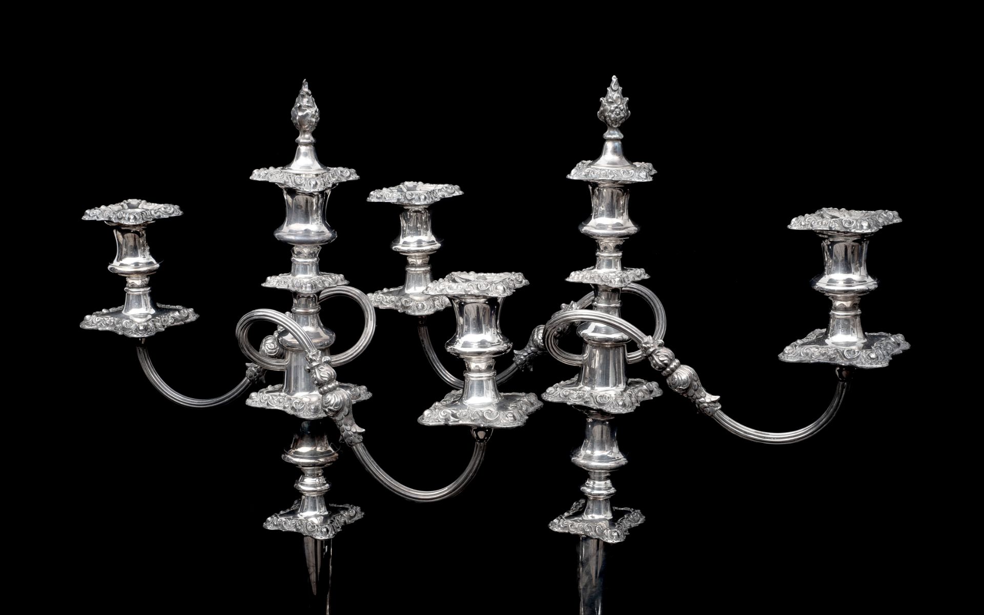 A PAIR OF GEORGIAN STYLE SILVER PLATED CANDELABRA - Bild 2 aus 2