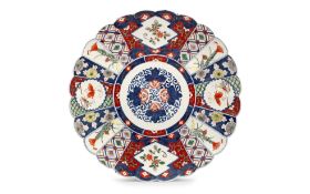 A LARGE LATE 19TH CENTURY JAPANESE IMARI PORCELAIN CHARGER