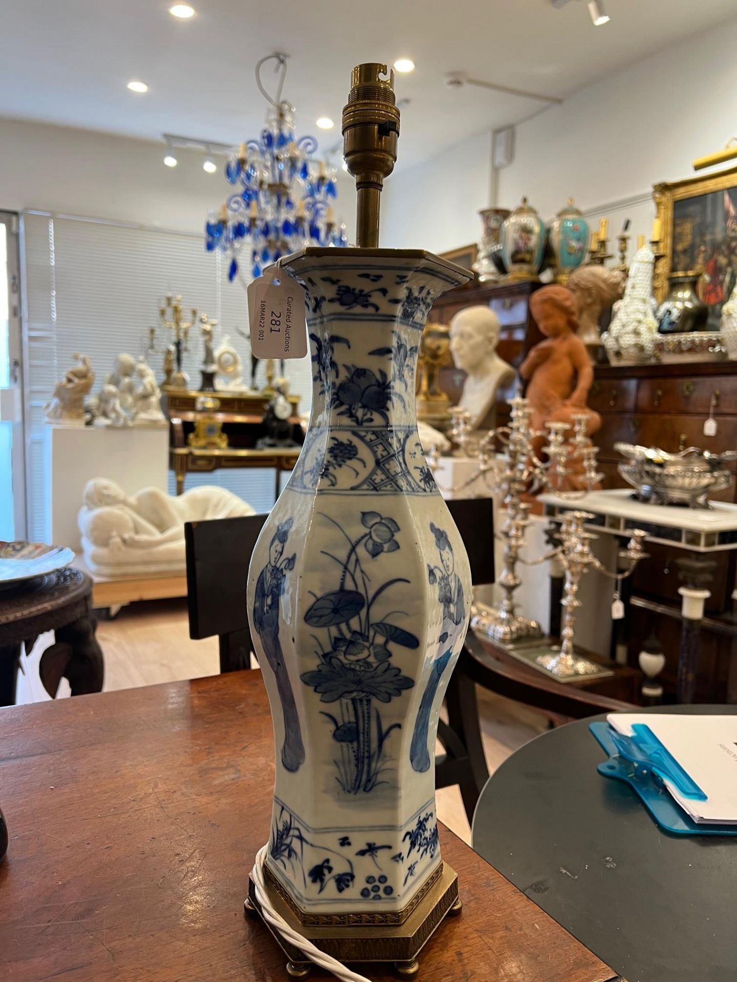 A 19TH CENTURY CHINESE BLUE AND WHITE PORCELAIN VASE ADAPTED AS A LAMP BASE - Image 6 of 8