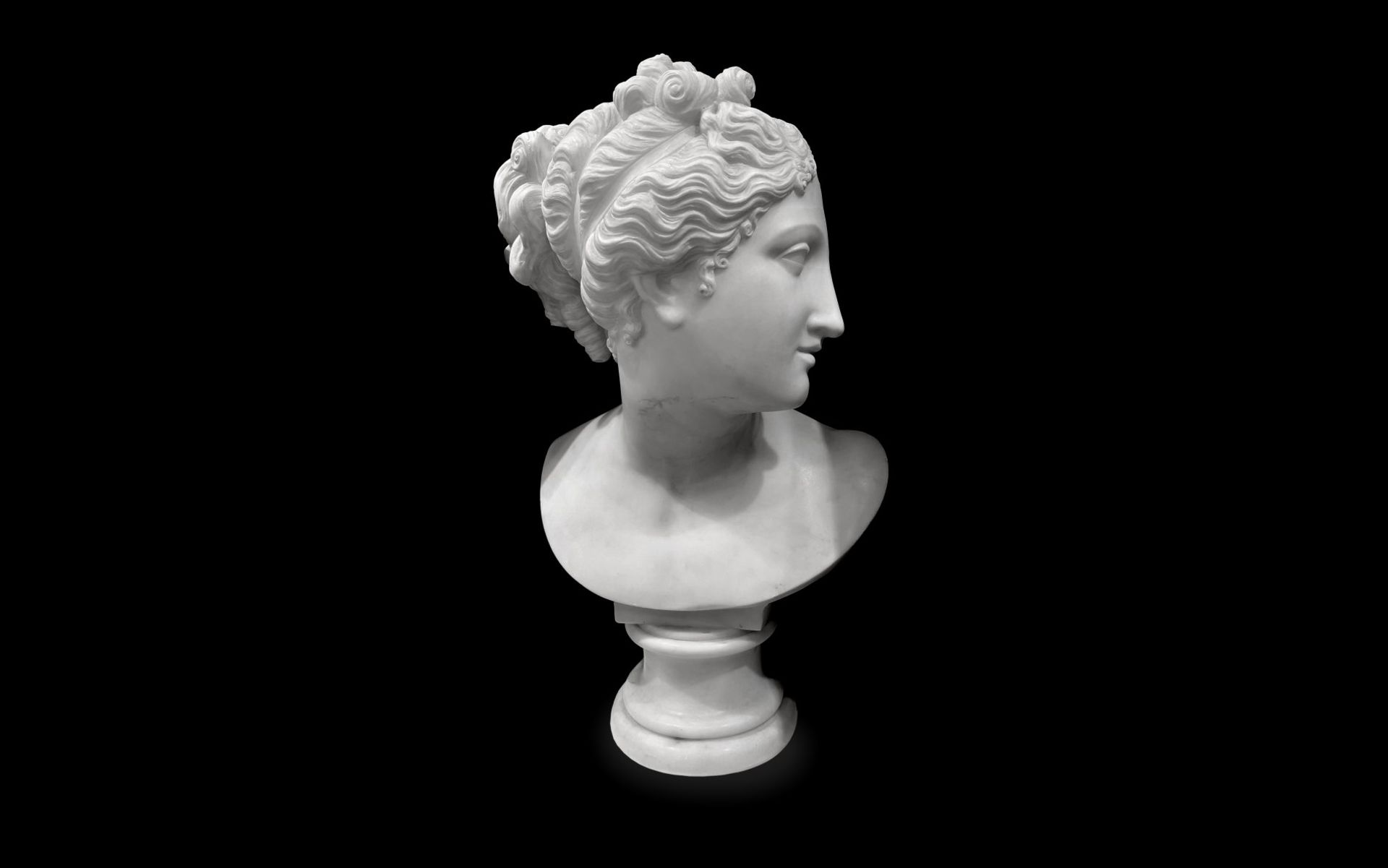 AFTER ANTONIO CANOVA (1757-1824): A 19TH CENTURY MARBLE BUST OF THE VENUS ITALICA