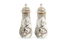 A PAIR OF LATE 19TH / EARLY 20TH CENTURY CHINESE PORCELAIN FAMILLE VERTE VASES AND COVERS