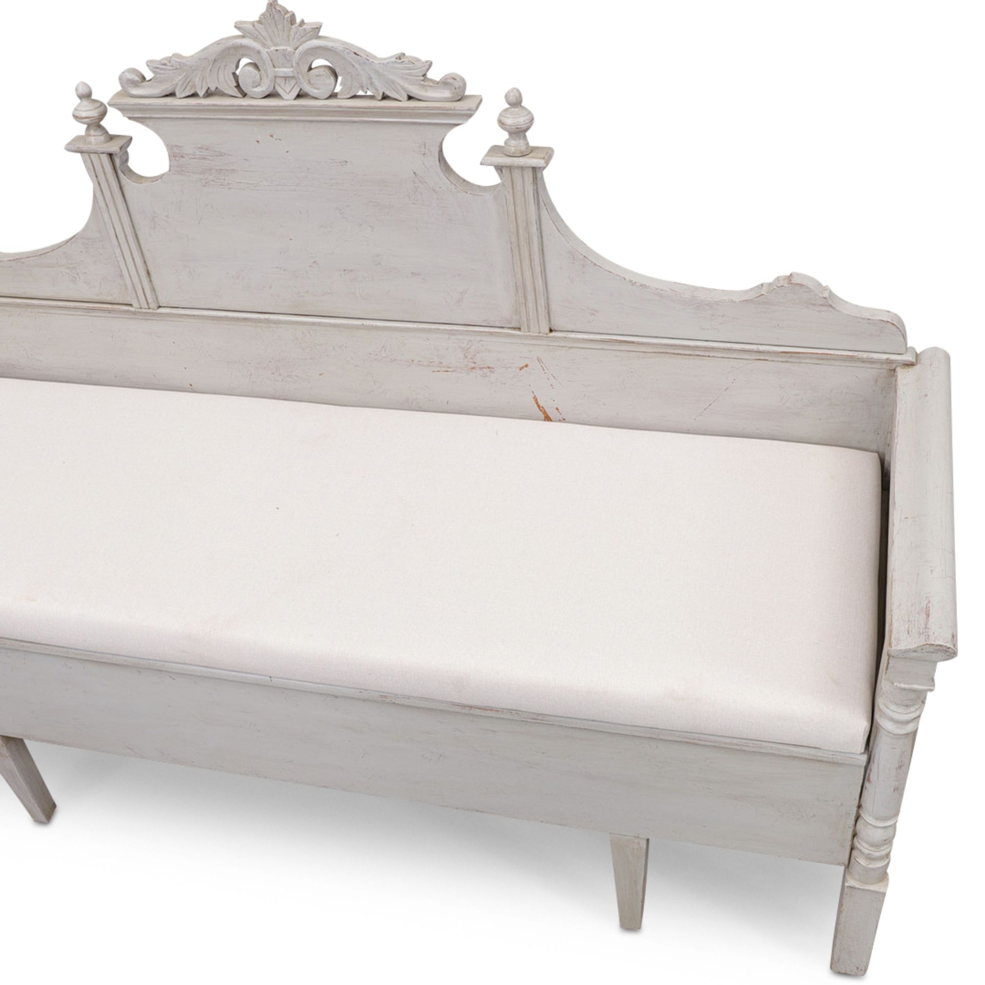 A 19TH CENTURY SWEDISH GUSTAVIAN PAINTED WOOD SETTLE - Image 3 of 4