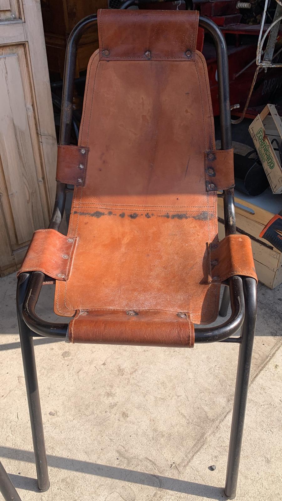 A PAIR OF LES ARCS STYLE LEATHER AND METAL CHAIRS - Bild 2 aus 3