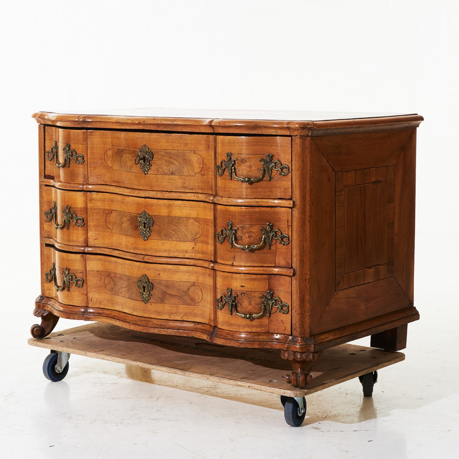 AN 18TH CENTURY ITALIAN WALNUT SERPENTINE CHEST OF DRAWERS - Image 6 of 8