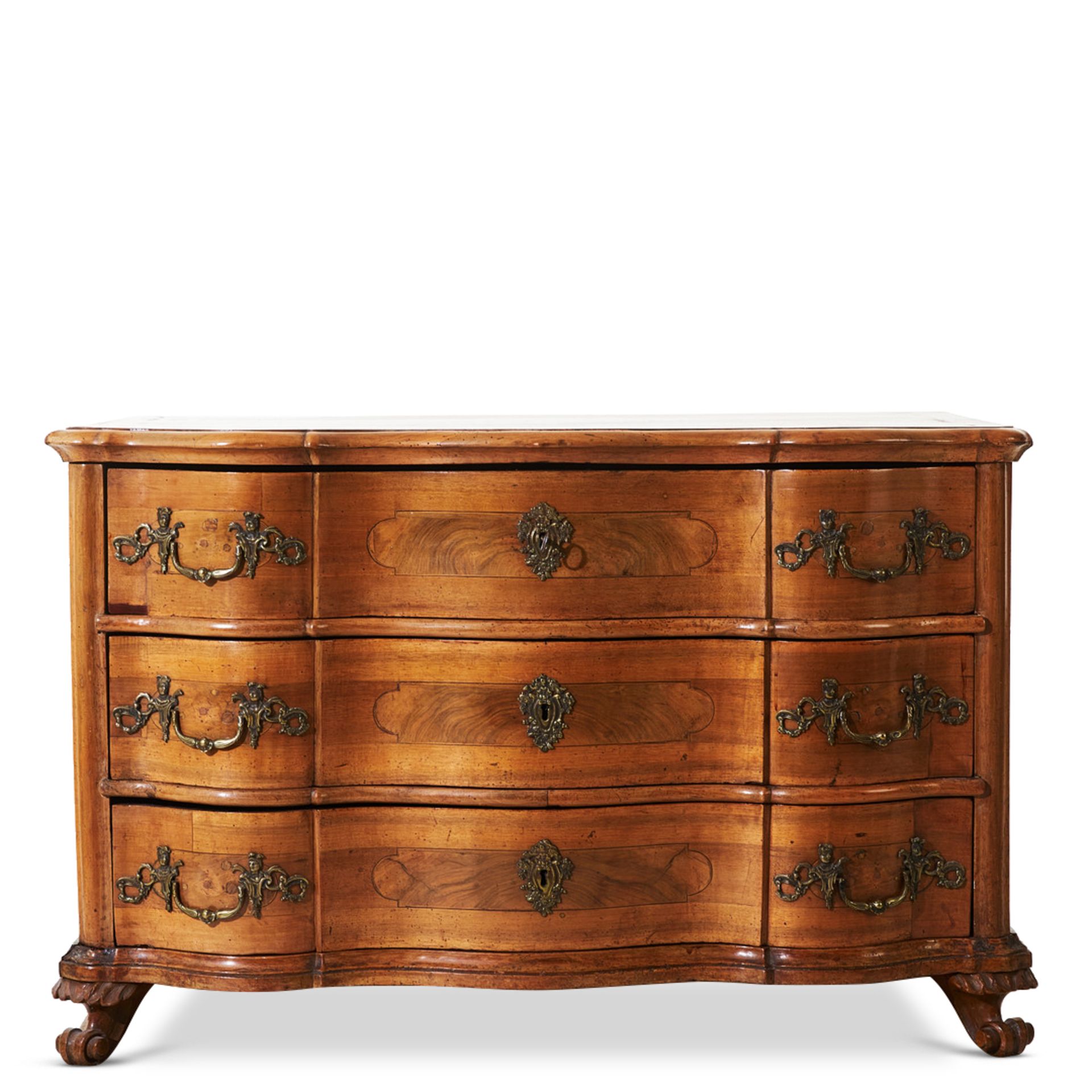 AN 18TH CENTURY ITALIAN WALNUT SERPENTINE CHEST OF DRAWERS - Image 2 of 8