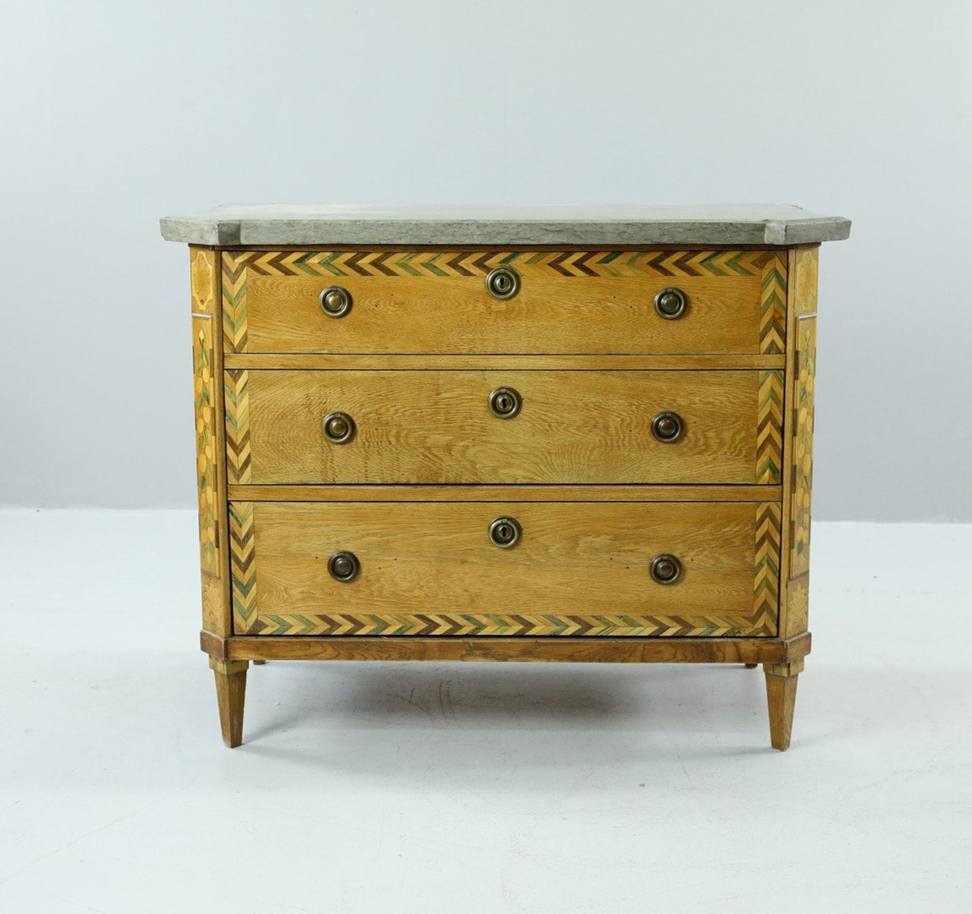 AN EARLY 19TH CENTURY SWEDISH GUSTAVIAN CHEST OF DRAWERS