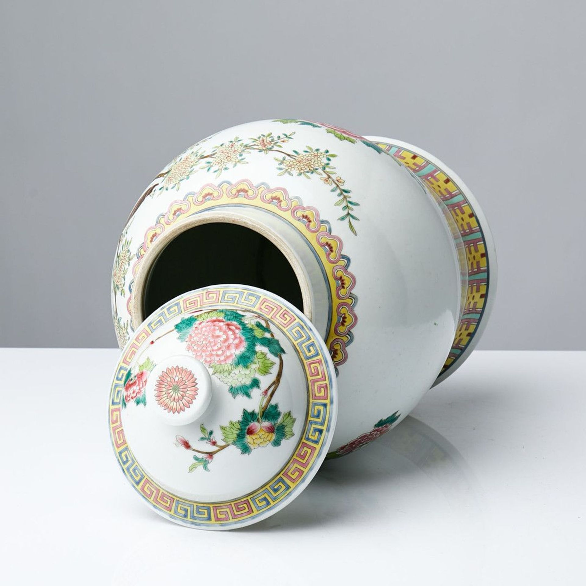 A CHINESE FAMILLE VERTE PORCELAIN JAR AND COVER - Bild 5 aus 6