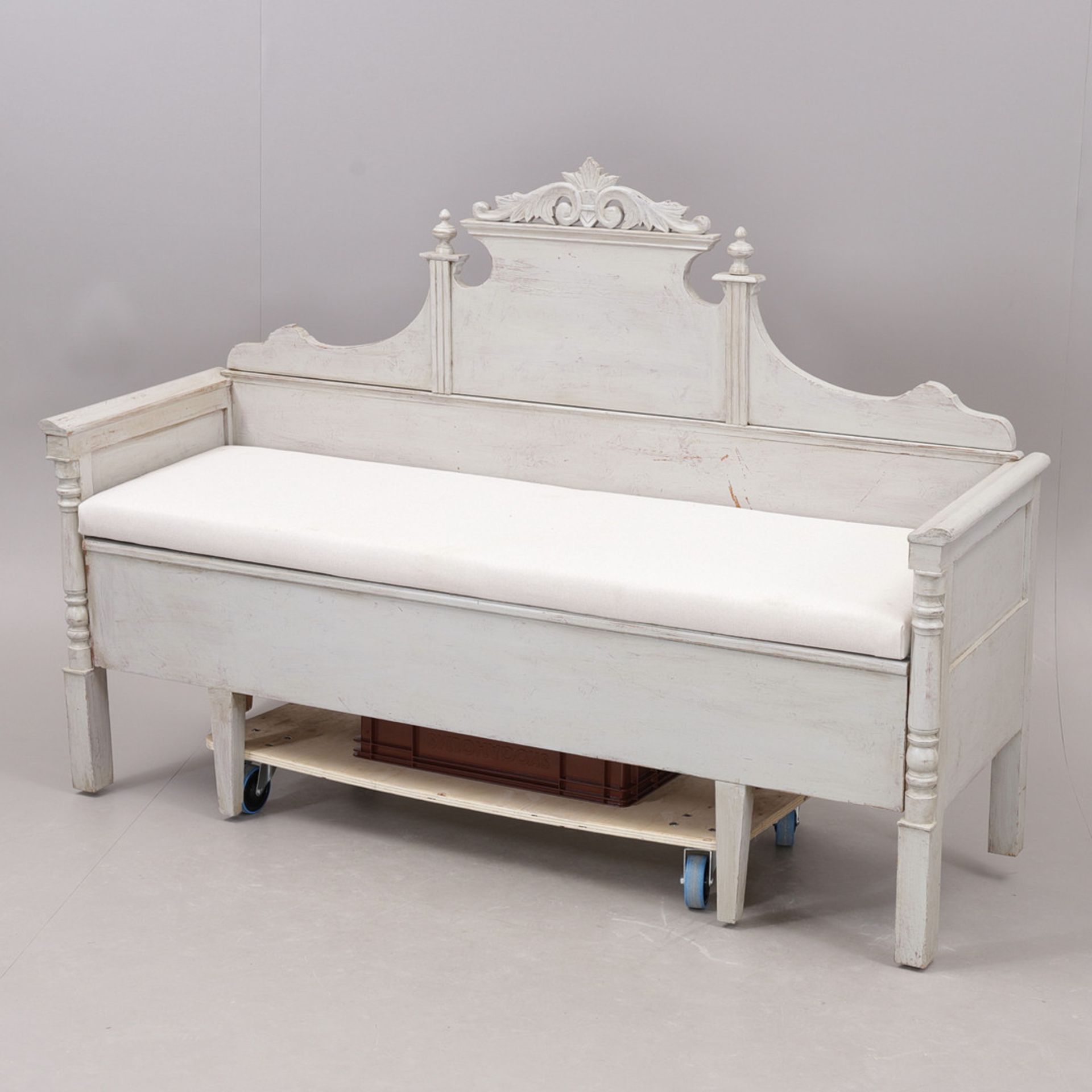 A 19TH CENTURY SWEDISH GUSTAVIAN PAINTED WOOD SETTLE - Image 2 of 4