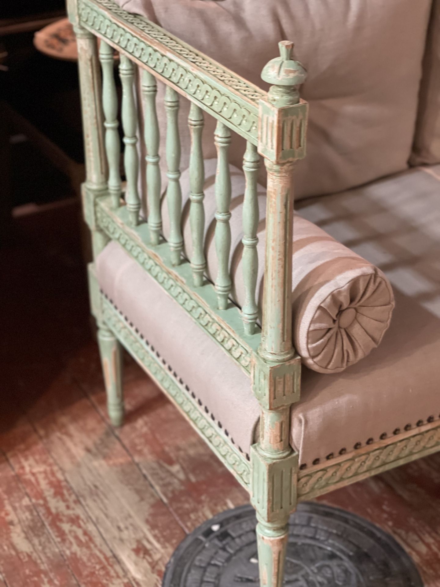 A SWEDISH GUSTAVIAN STYLE PAINTED WOOD SETTLE - Image 4 of 7