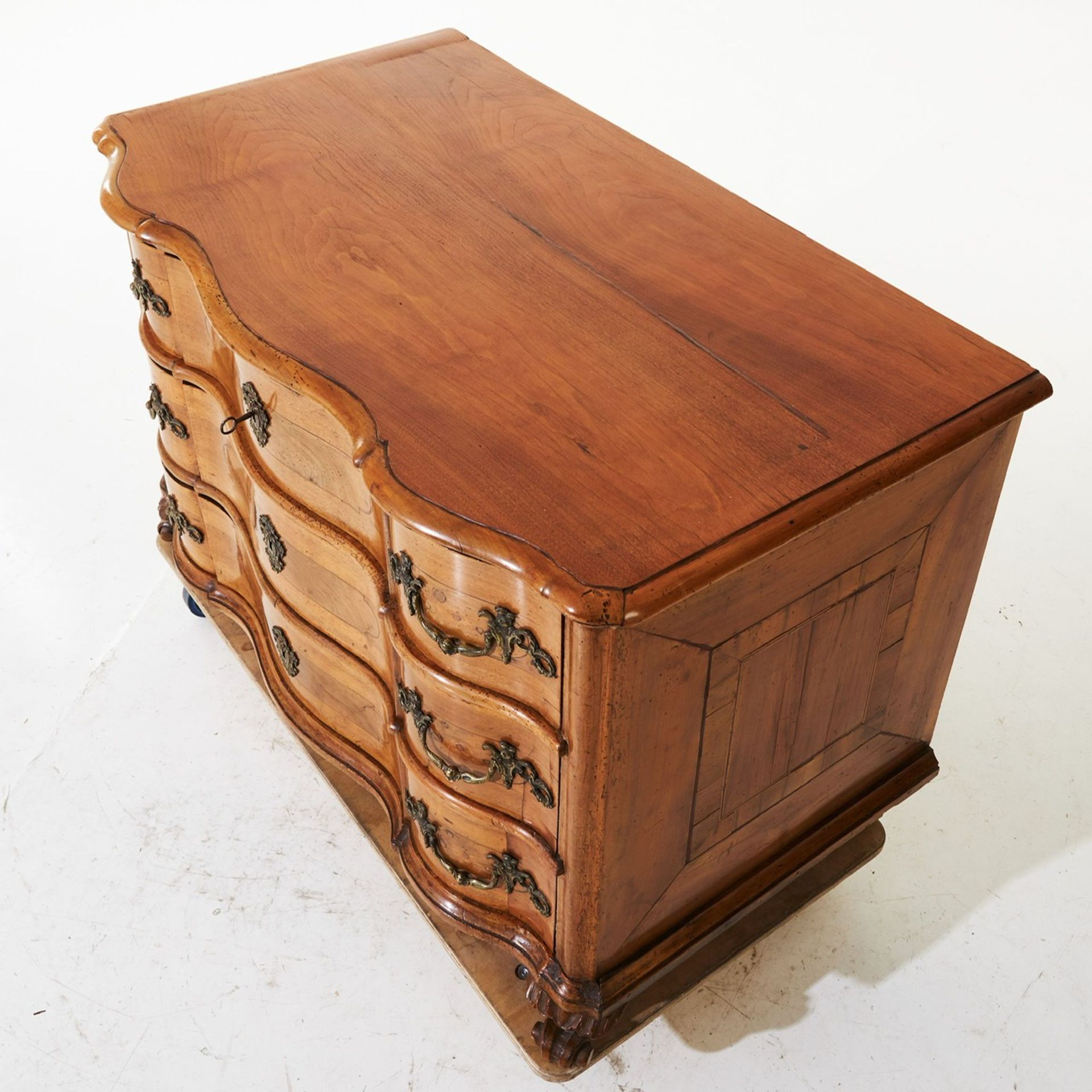 AN 18TH CENTURY ITALIAN WALNUT SERPENTINE CHEST OF DRAWERS - Image 8 of 8