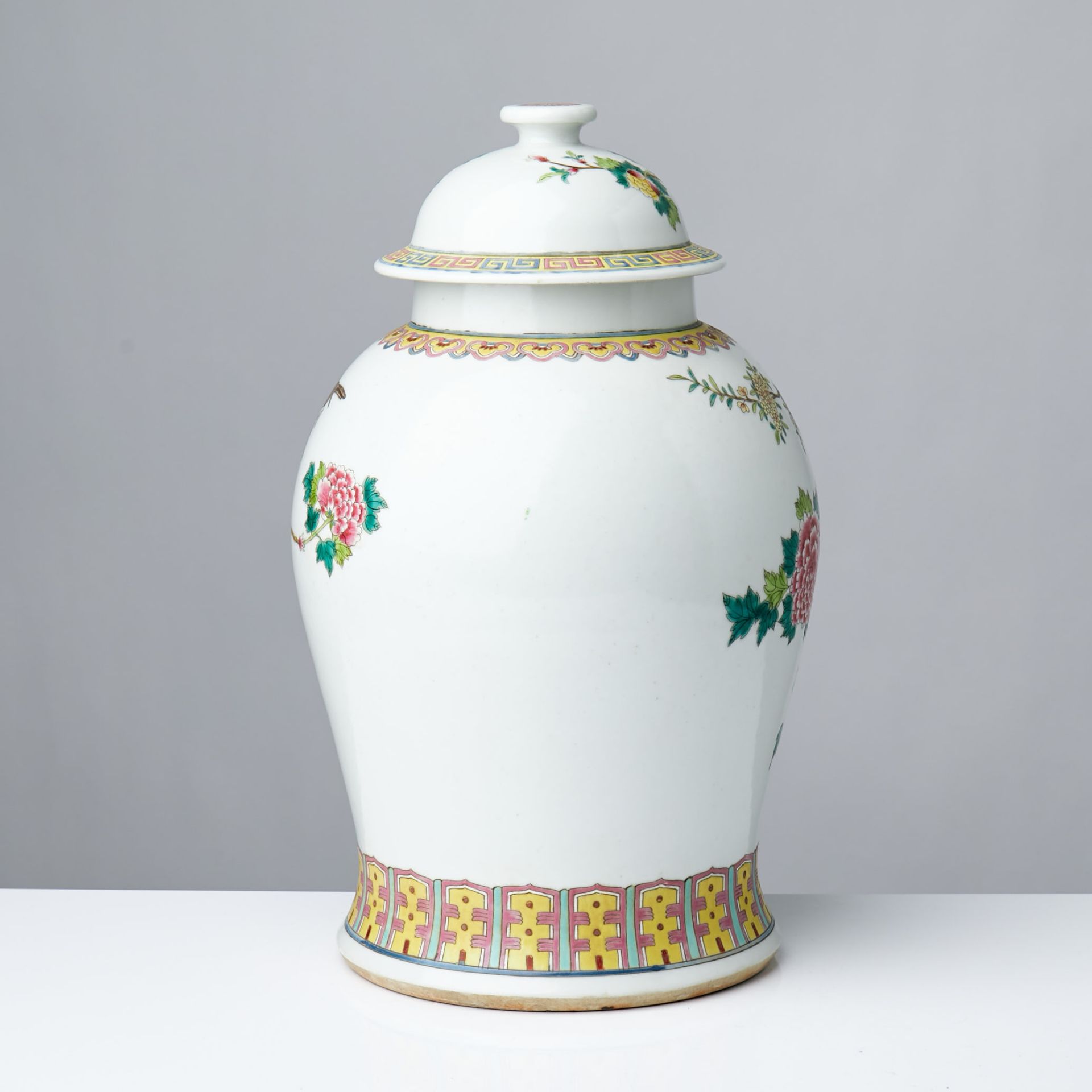 A CHINESE FAMILLE VERTE PORCELAIN JAR AND COVER - Bild 3 aus 6