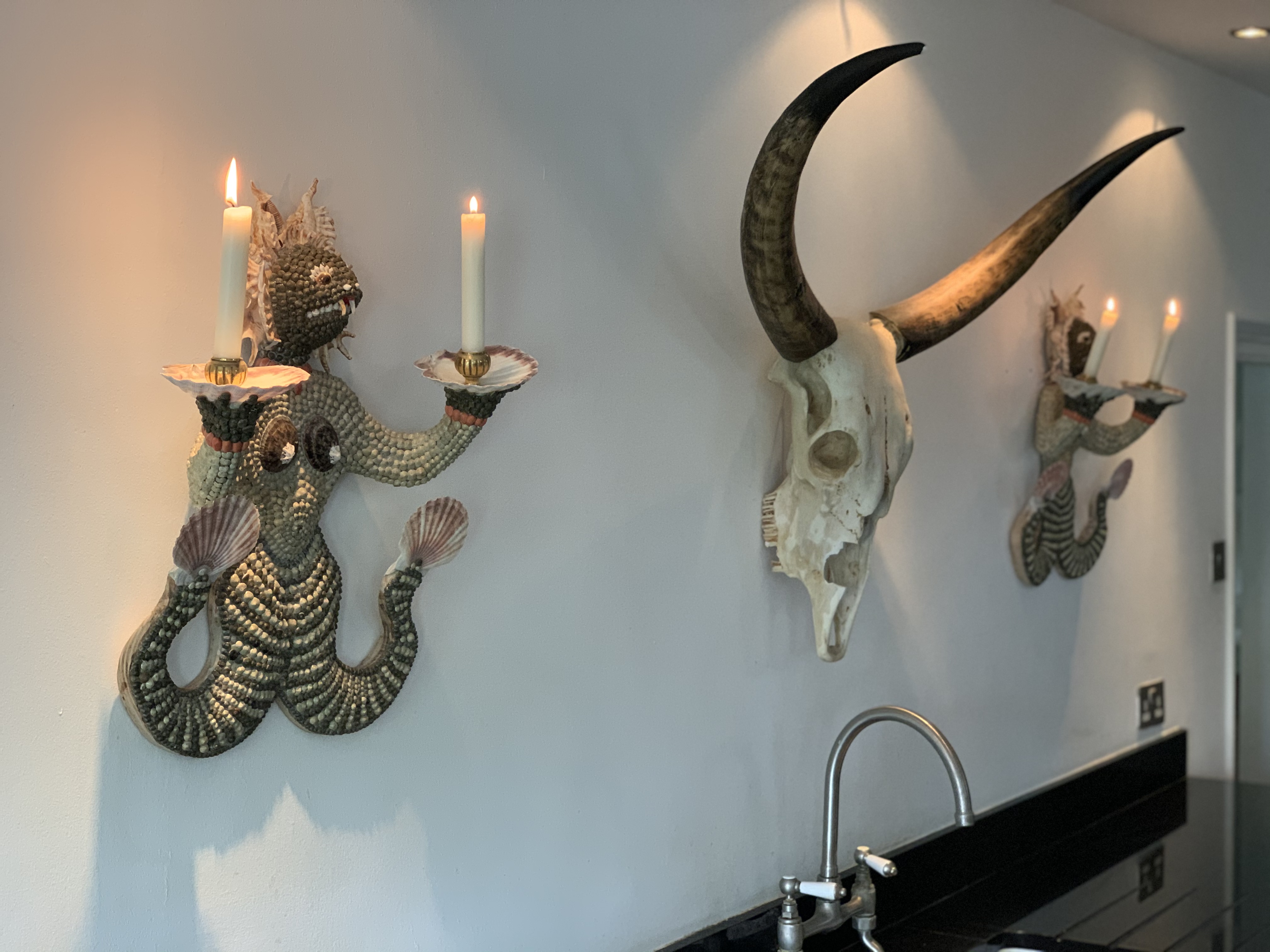 A PAIR OF SHELLWORK WALL SCONCES MODELLED AS GROTESQUES - Image 4 of 4