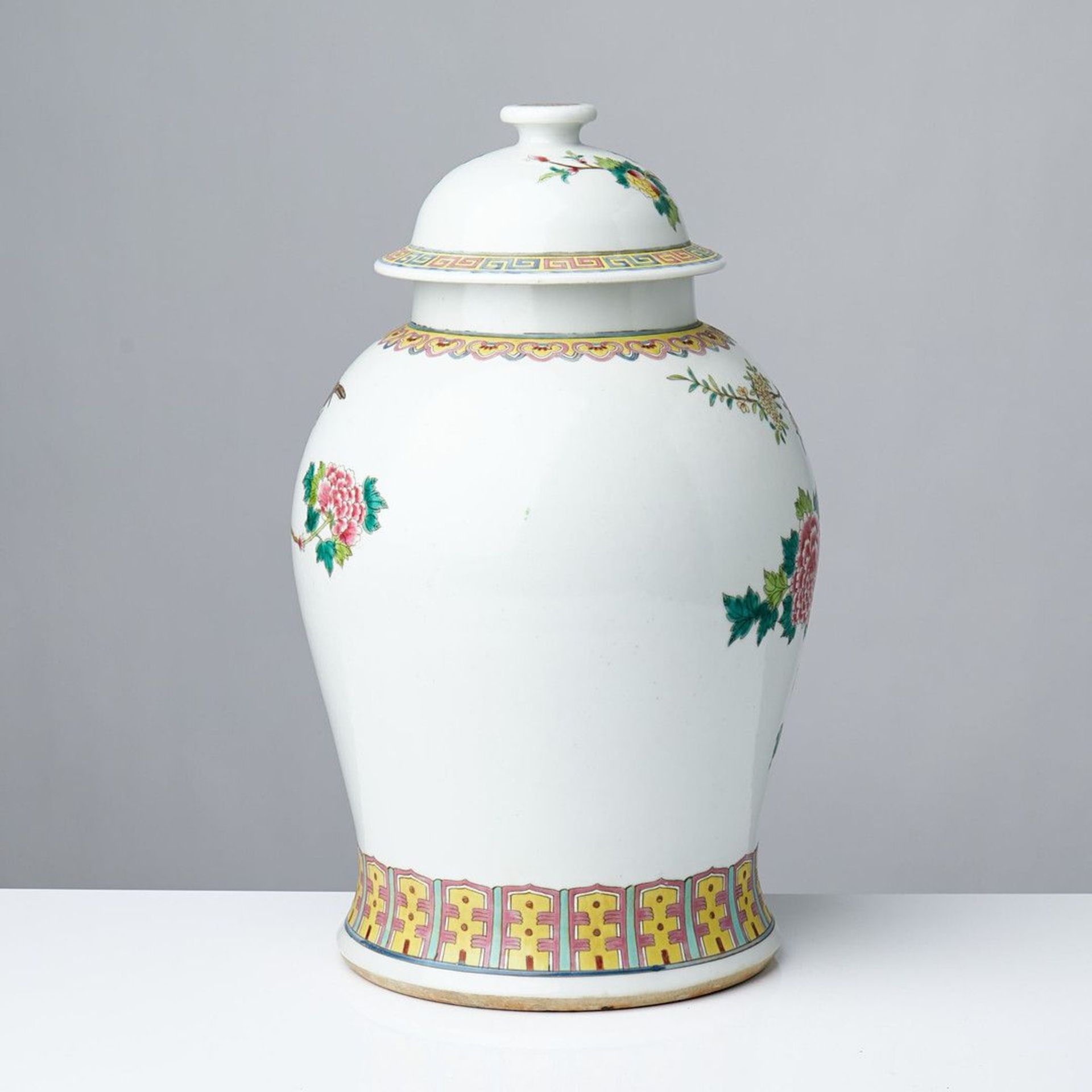 A CHINESE FAMILLE VERTE PORCELAIN JAR AND COVER - Bild 6 aus 6