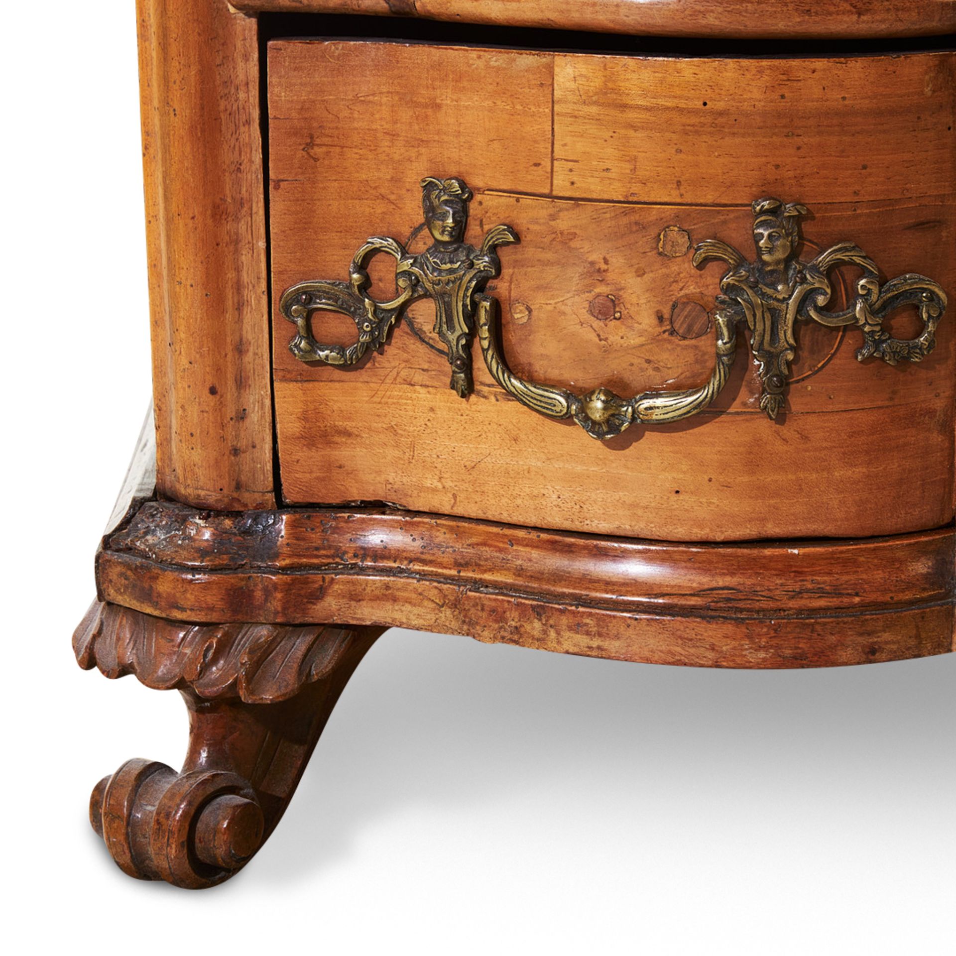 AN 18TH CENTURY ITALIAN WALNUT SERPENTINE CHEST OF DRAWERS - Image 5 of 8
