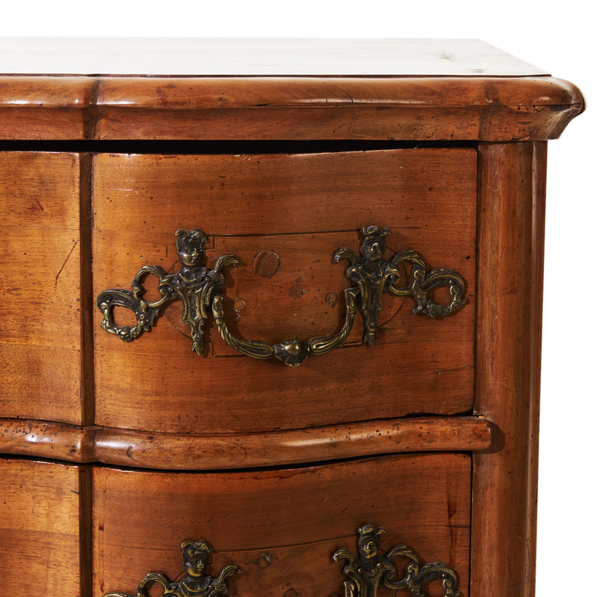 AN 18TH CENTURY ITALIAN WALNUT SERPENTINE CHEST OF DRAWERS - Image 3 of 8