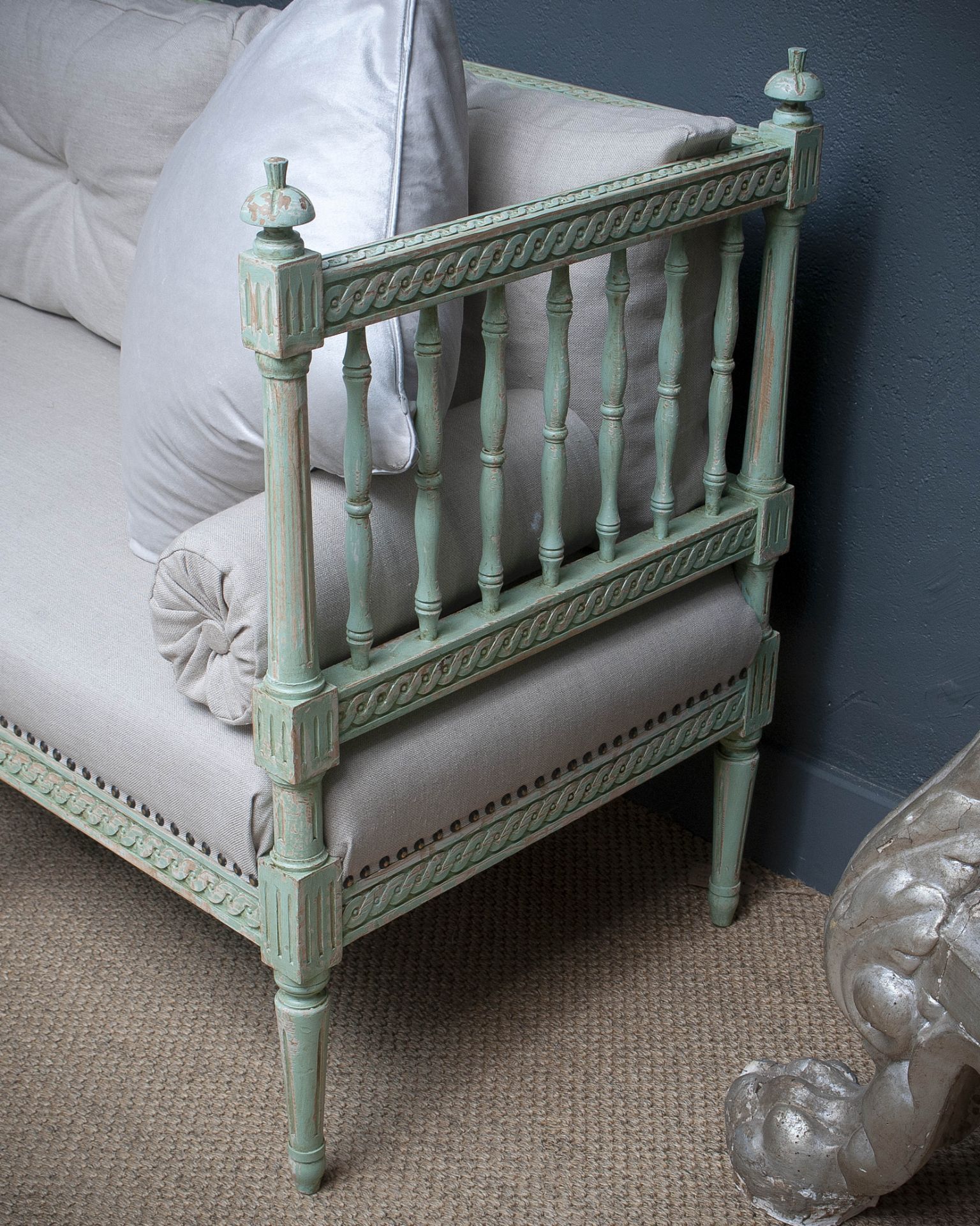 A SWEDISH GUSTAVIAN STYLE PAINTED WOOD SETTLE - Image 6 of 7