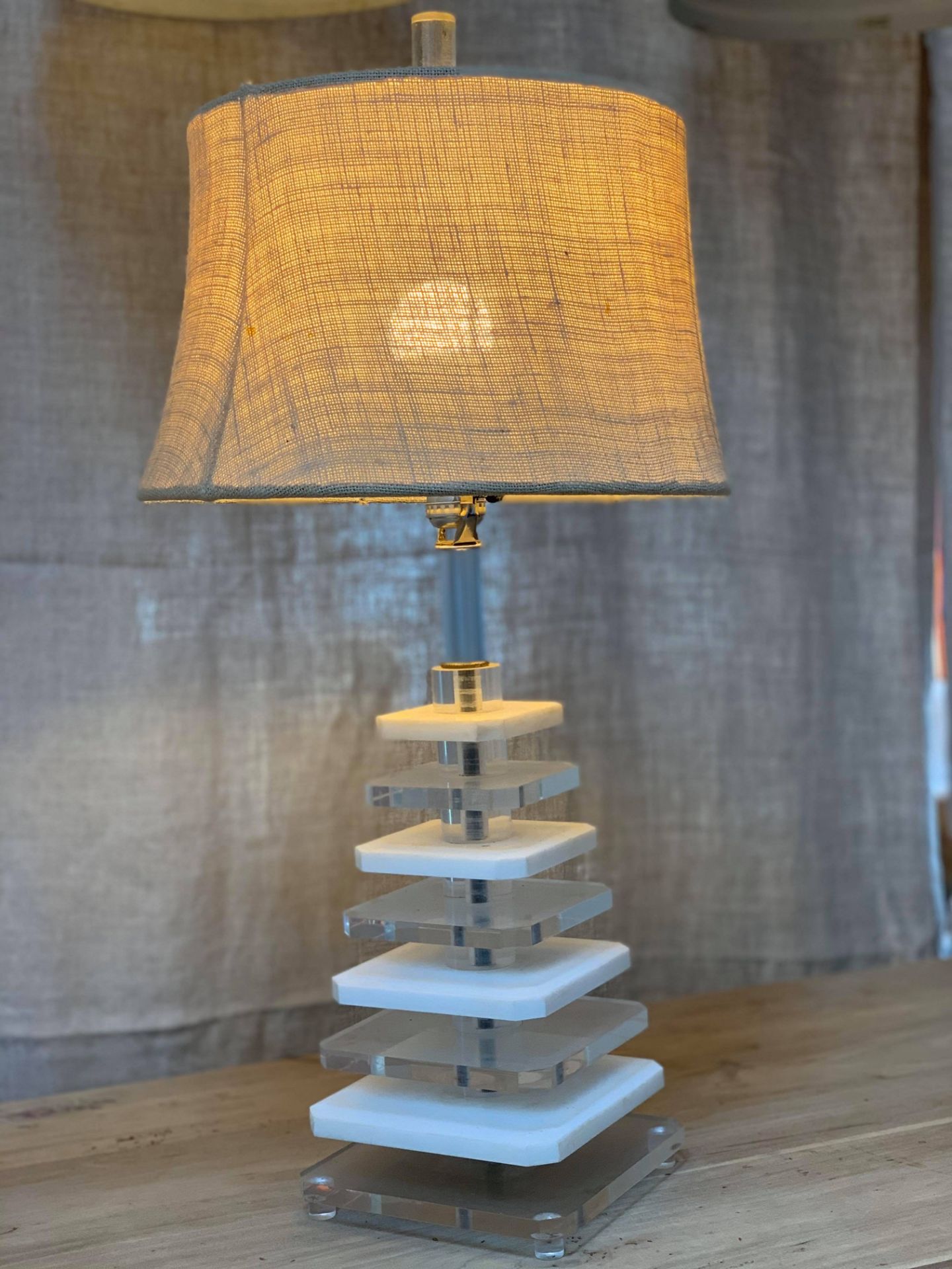 A GEOMETRIC PERSPEX LAMP WITH HESSIAN SHADE - Bild 2 aus 2