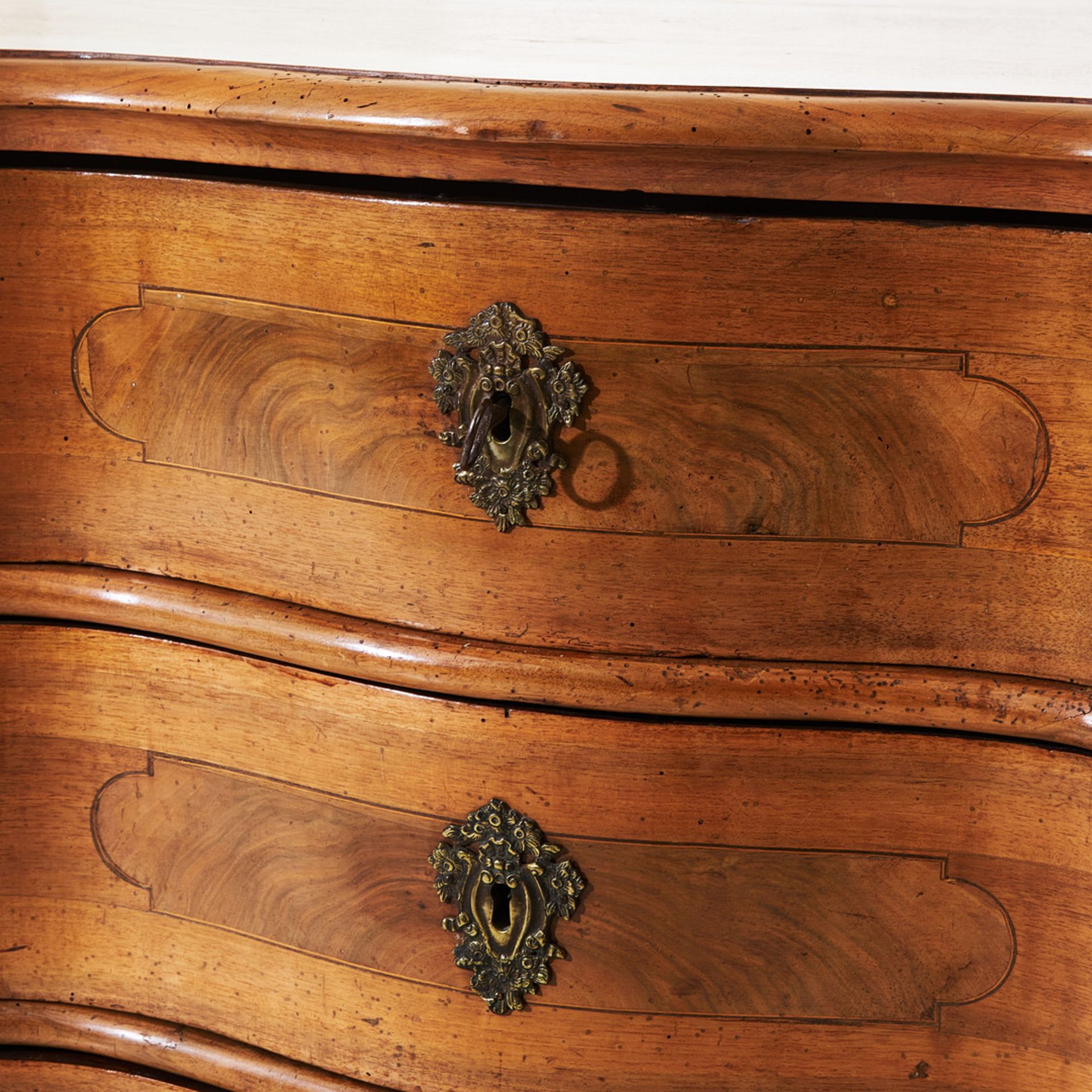 AN 18TH CENTURY ITALIAN WALNUT SERPENTINE CHEST OF DRAWERS - Image 4 of 8