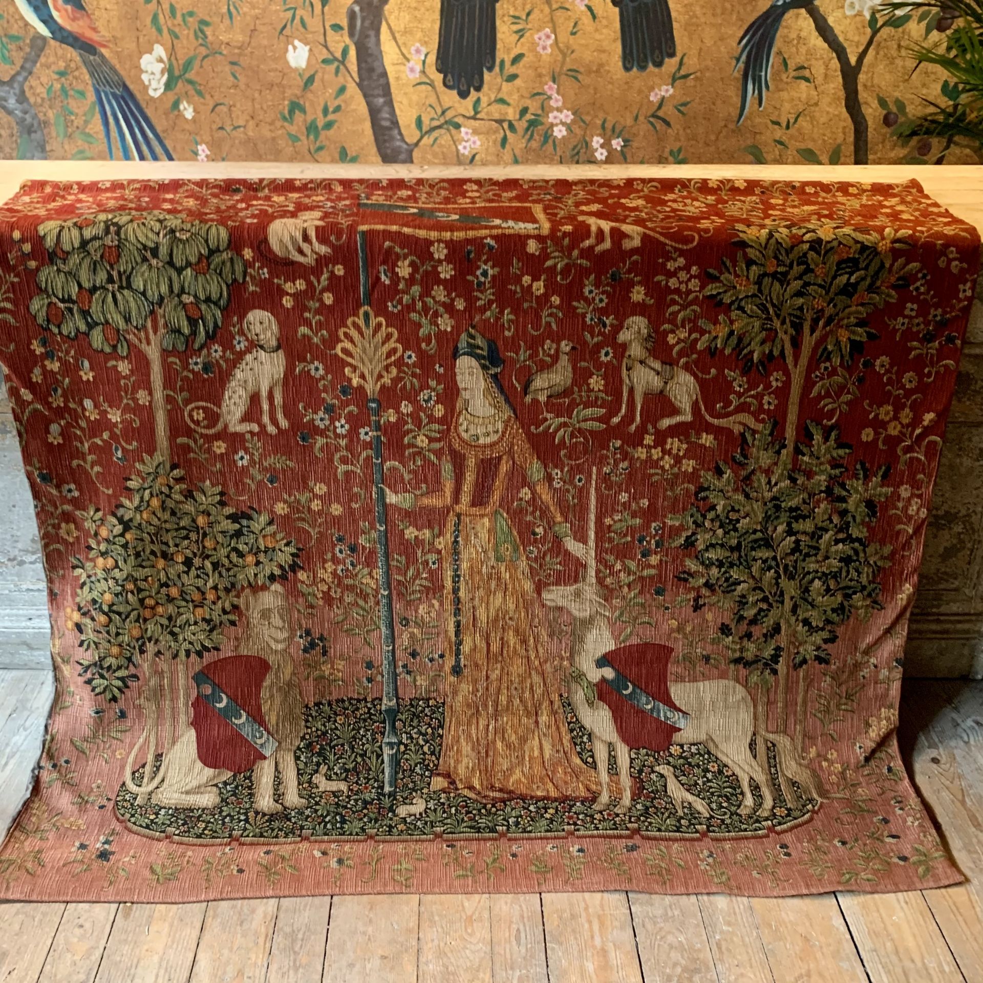 A MEDIEVAL STYLE TAPESTRY - Bild 2 aus 2