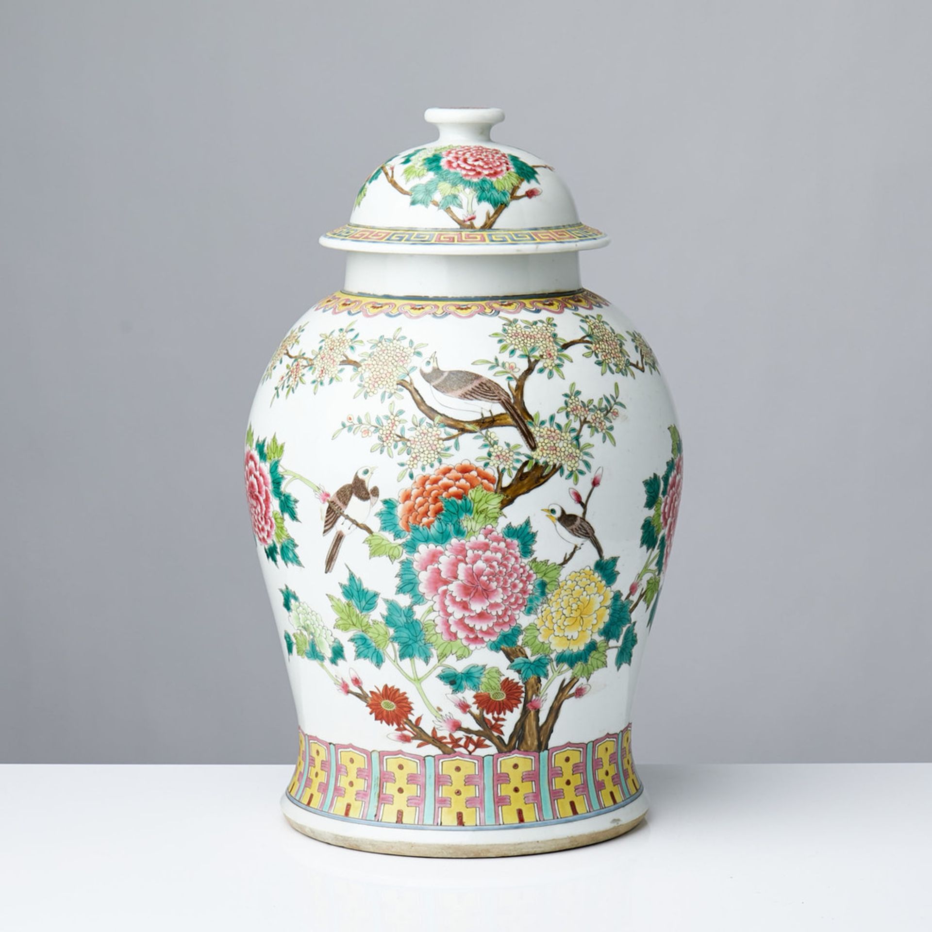 A CHINESE FAMILLE VERTE PORCELAIN JAR AND COVER - Bild 2 aus 6
