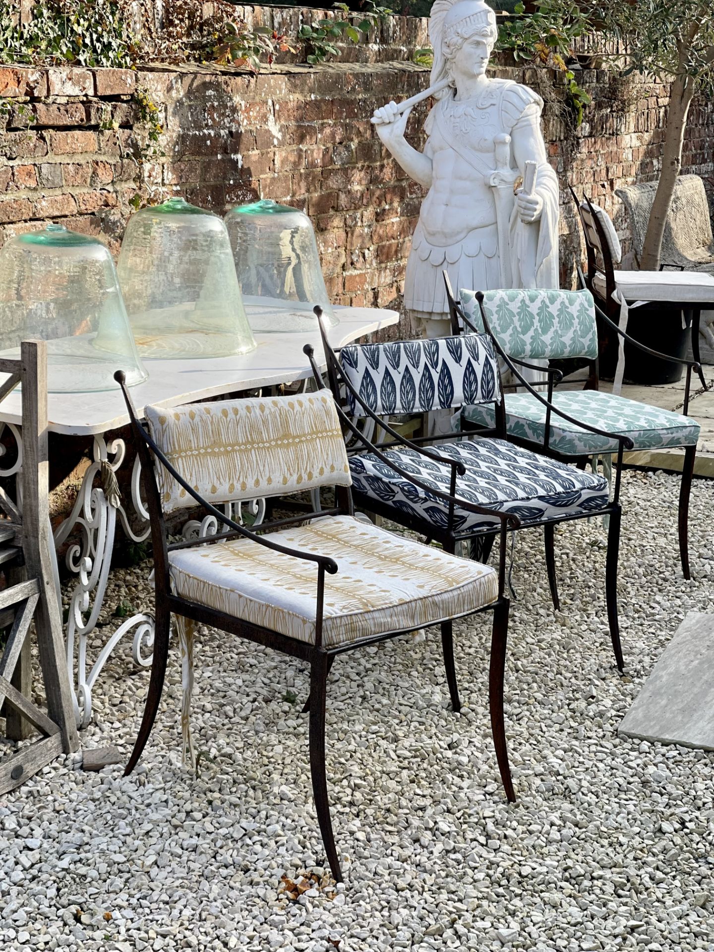 A SET OF FOUR IRON GARDEN CHAIRS WITH CUSHIONS - Image 6 of 6