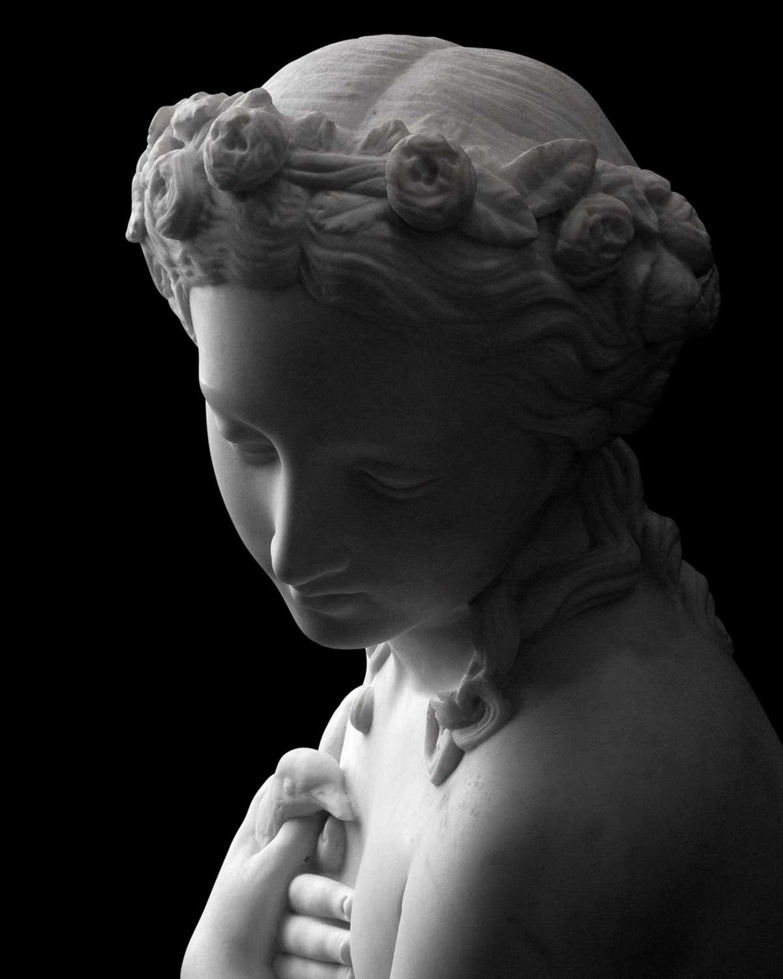 A LARGE LATE 19TH CENTURY ITALIAN MARBLE FIGURE OF A GIRL HOLDING A BIRD BY ROMANELLI - Image 5 of 9