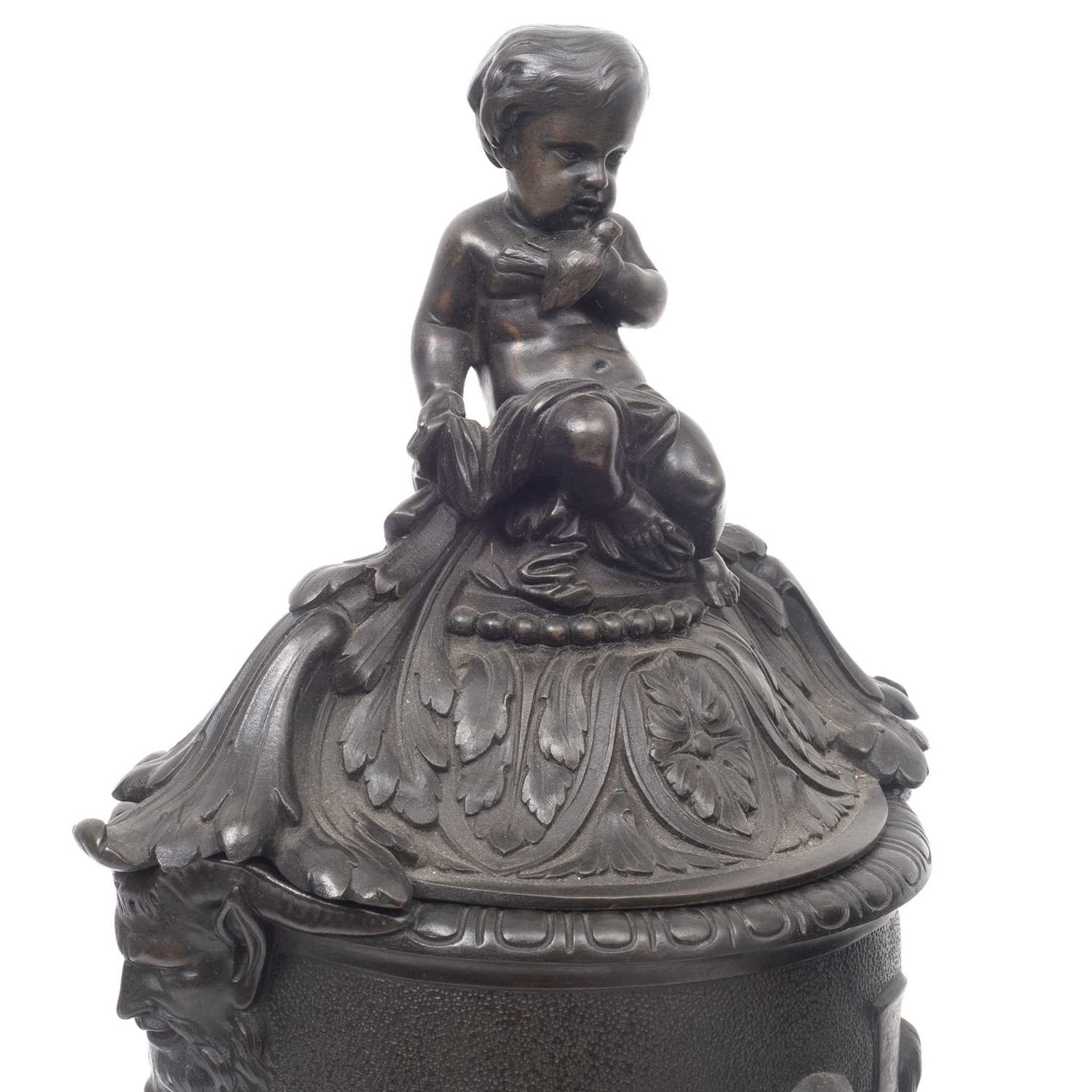 A PAIR OF 19TH CENTURY FRENCH BRONZE CLASSICAL LIDDED URNS - Image 3 of 5