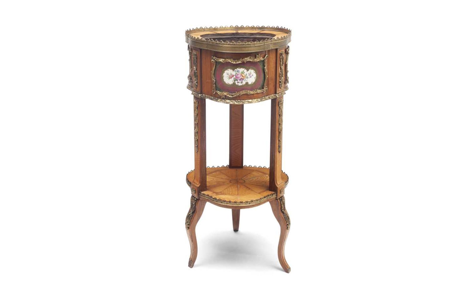 A LATE 19TH CENTURY FRENCH GILT METAL AND PORCELAIN MOUNTED JARDINIERE STAND - Bild 2 aus 4