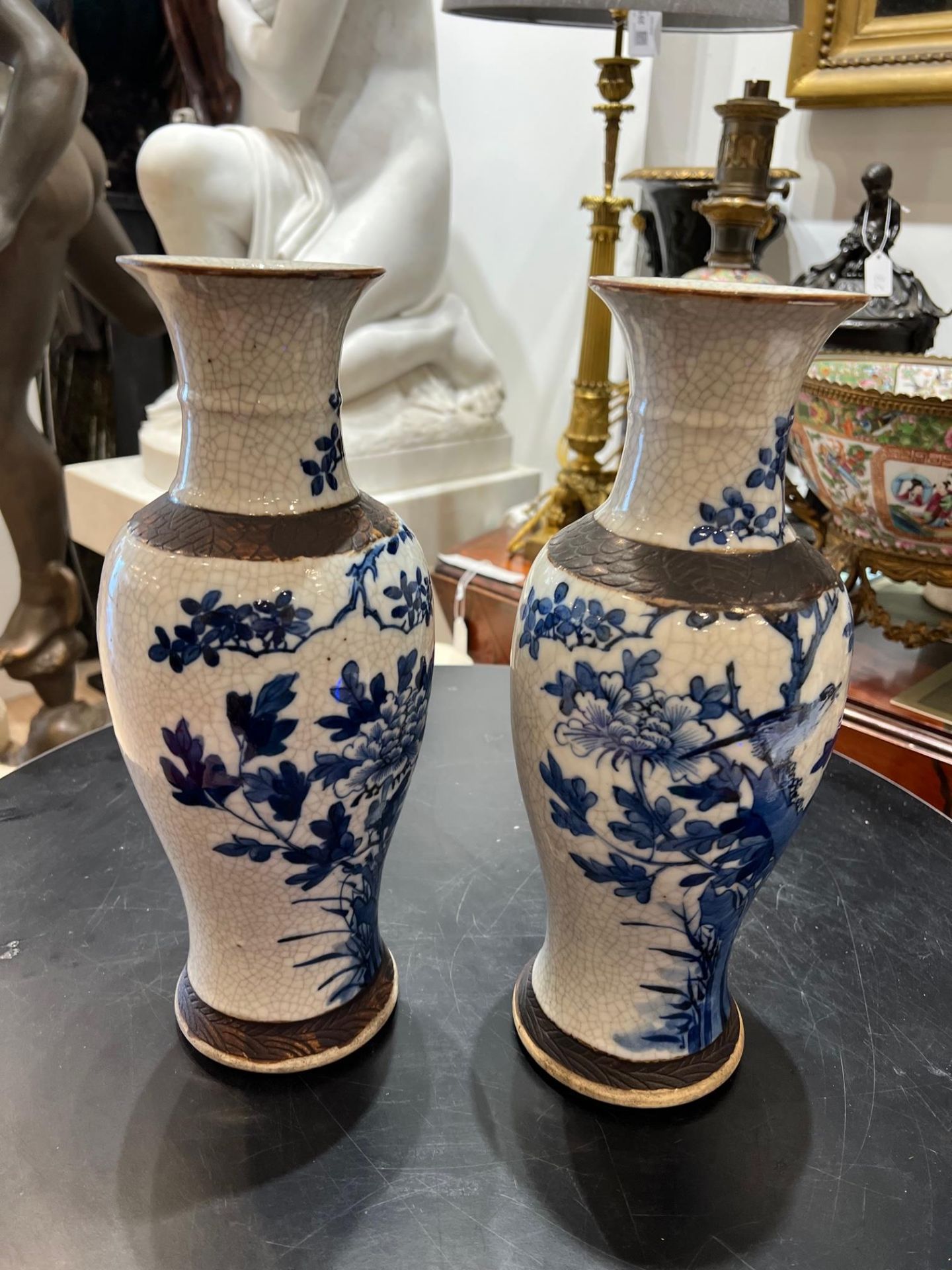 A PAIR OF EARLY 20TH CENTURY CHINESE BLUE AND WHITE PORCELAIN VASES - Image 6 of 11