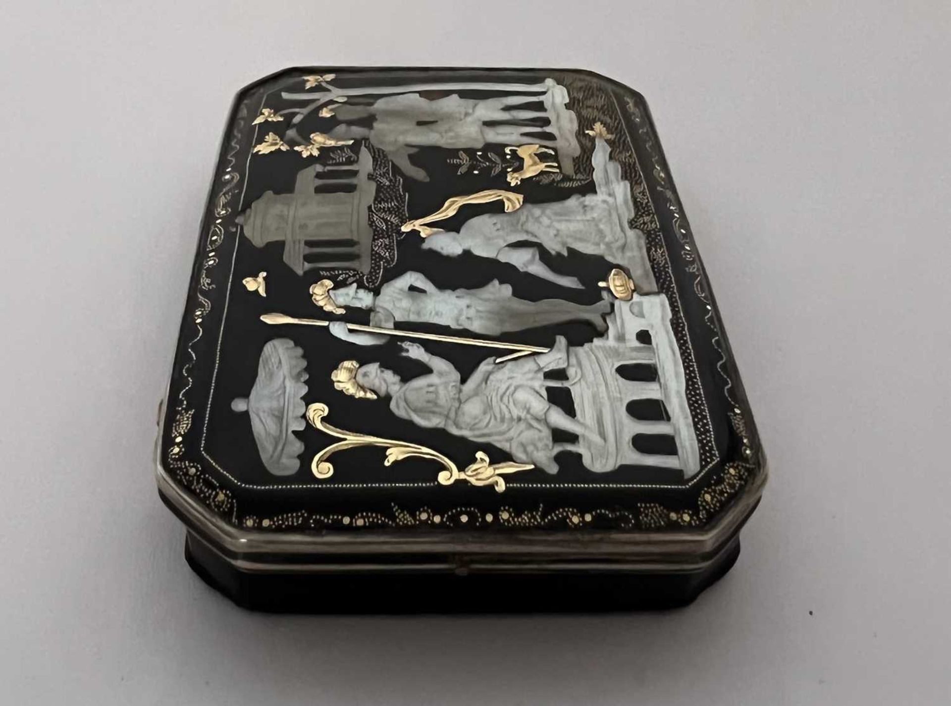 A RARE AND FINE 18TH CENTURY NEAPOLITAN GOLD PIQUE AND MOTHER OF PEARL INLAID BOX - Bild 5 aus 7