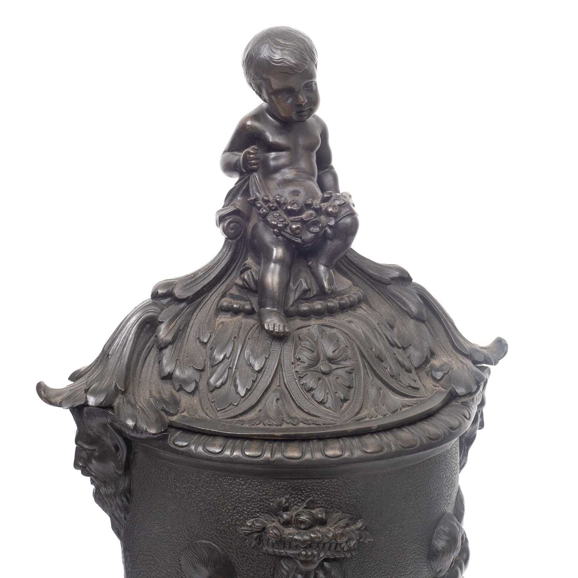 A PAIR OF 19TH CENTURY FRENCH BRONZE CLASSICAL LIDDED URNS - Image 4 of 5