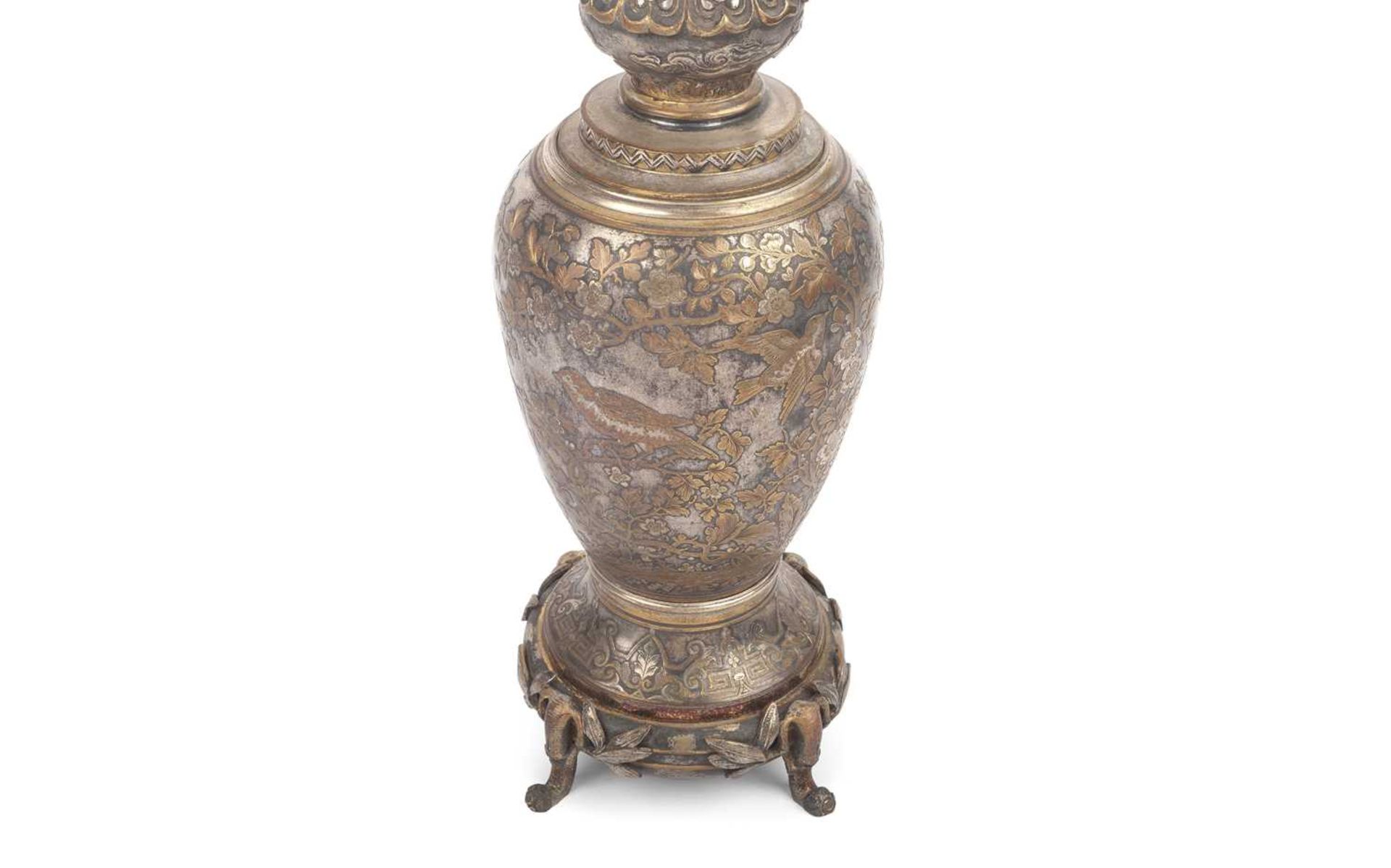 MANNER OF CHRISTOFLE & CIE: A FINE 19TH CENTURY FRENCH JAPONISME STYLE SILVERED METAL LAMP BASE - Image 4 of 5