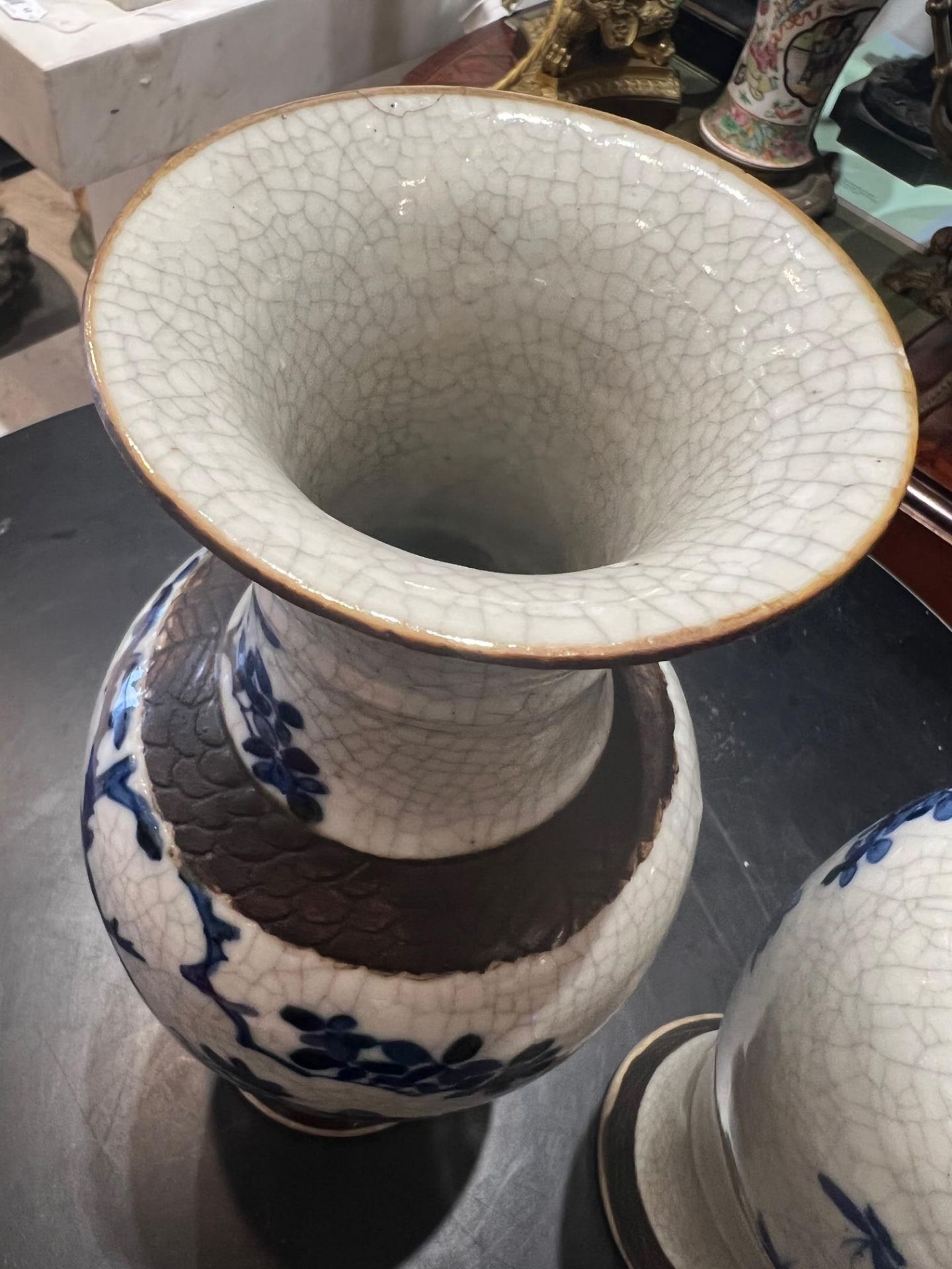 A PAIR OF EARLY 20TH CENTURY CHINESE BLUE AND WHITE PORCELAIN VASES - Image 10 of 11