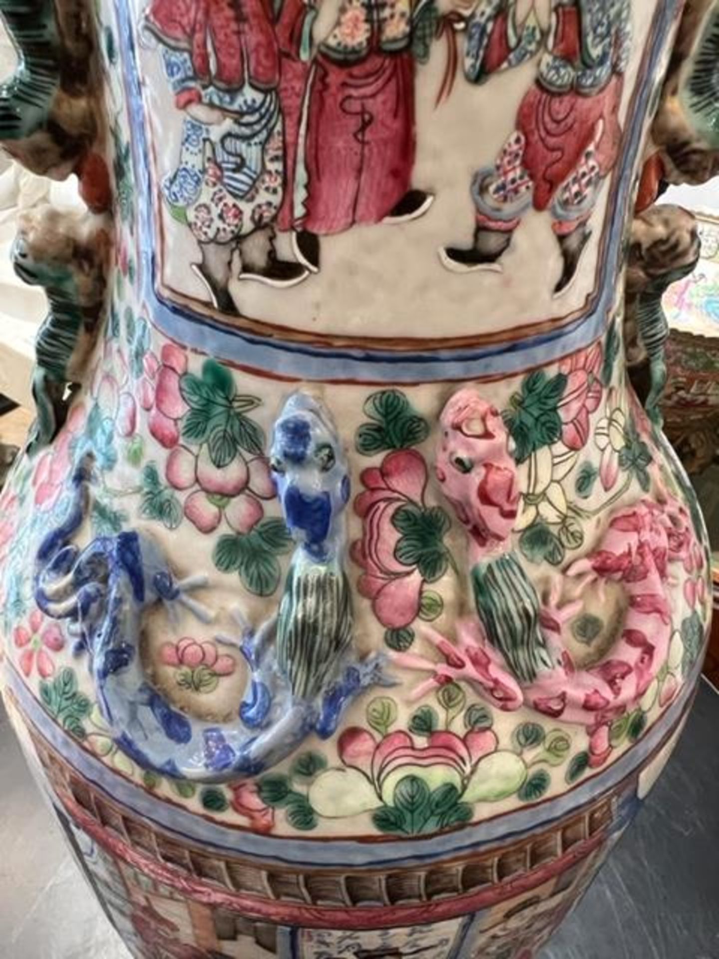 A LARGE LATE 19TH CENTURY CHINESE FAMILLE ROSE PORCELAIN VASE - Image 16 of 18