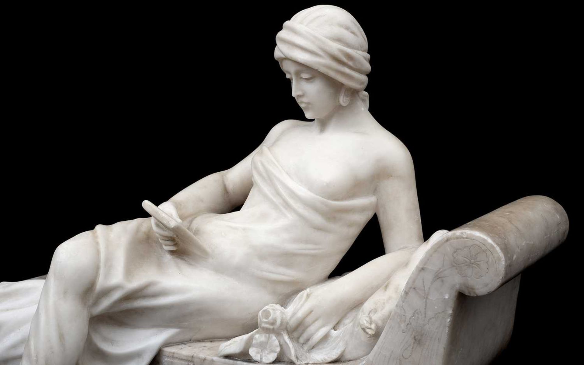 A LATE 19TH CENTURY ITALIAN ALABASTER FIGURE OF A RECLINING MAIDEN - Image 4 of 4