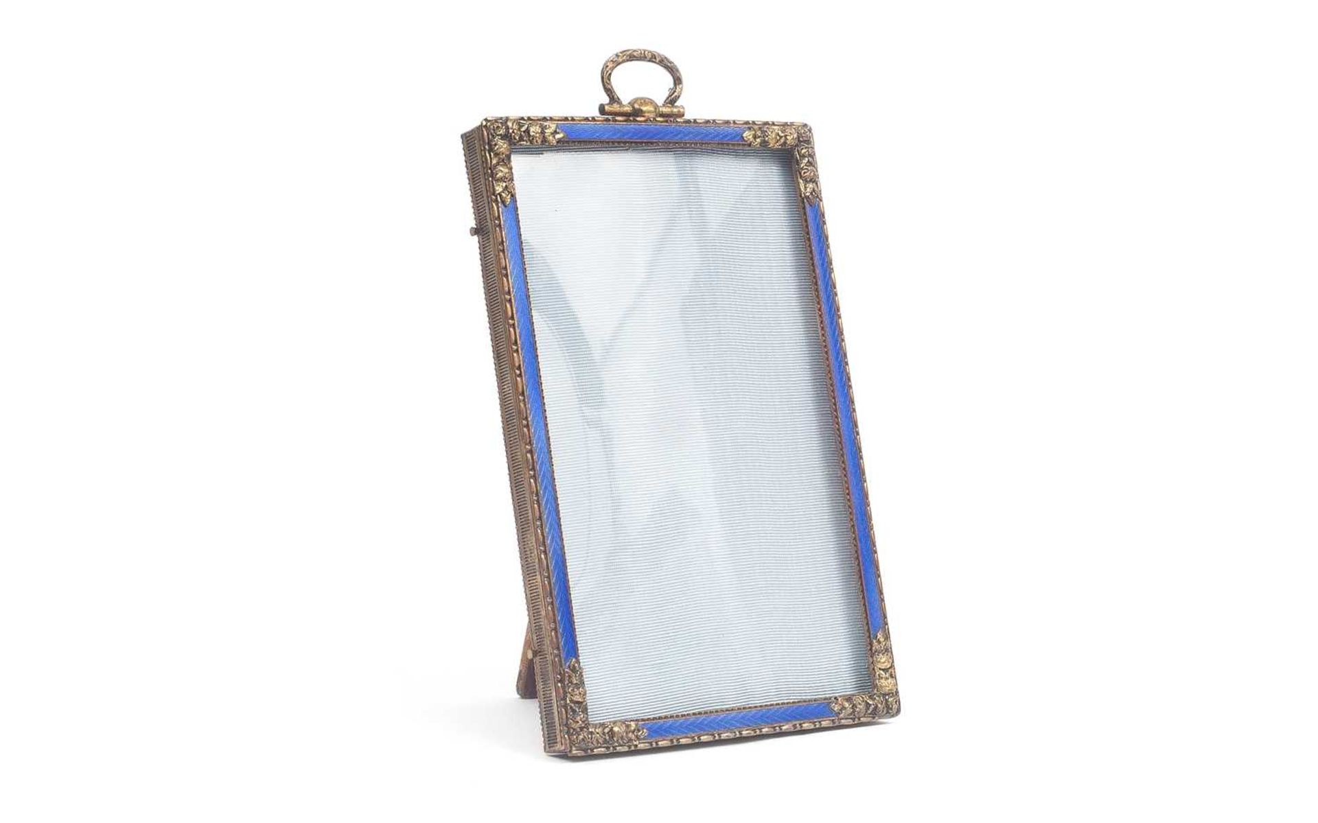 AN EARLY 20TH CENTURY ENAMEL AND PARCEL GILT PHOTOGRAPH FRAME