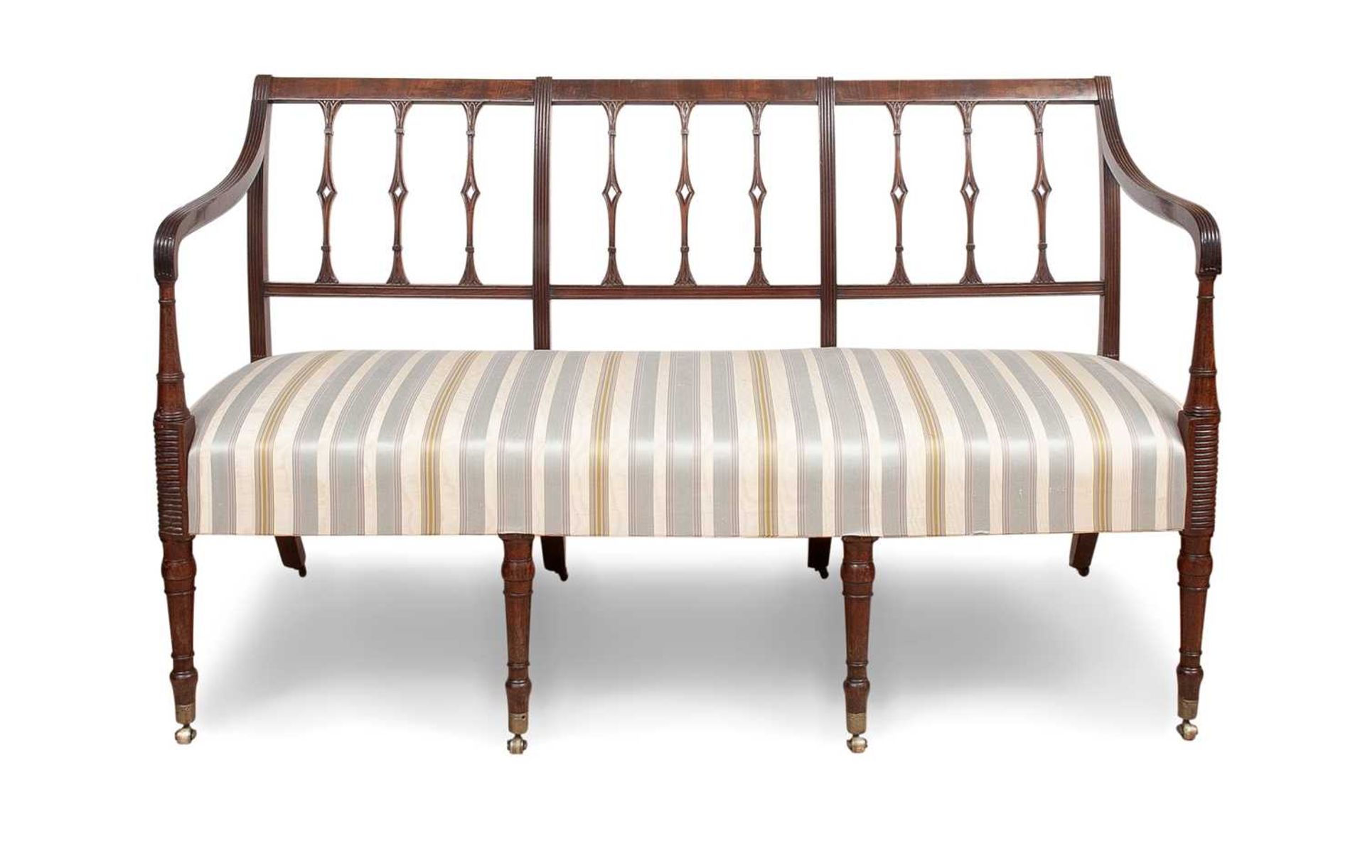 AN EARLY 19TH CENTURY GEORGE III MAHOGANY SETTEE