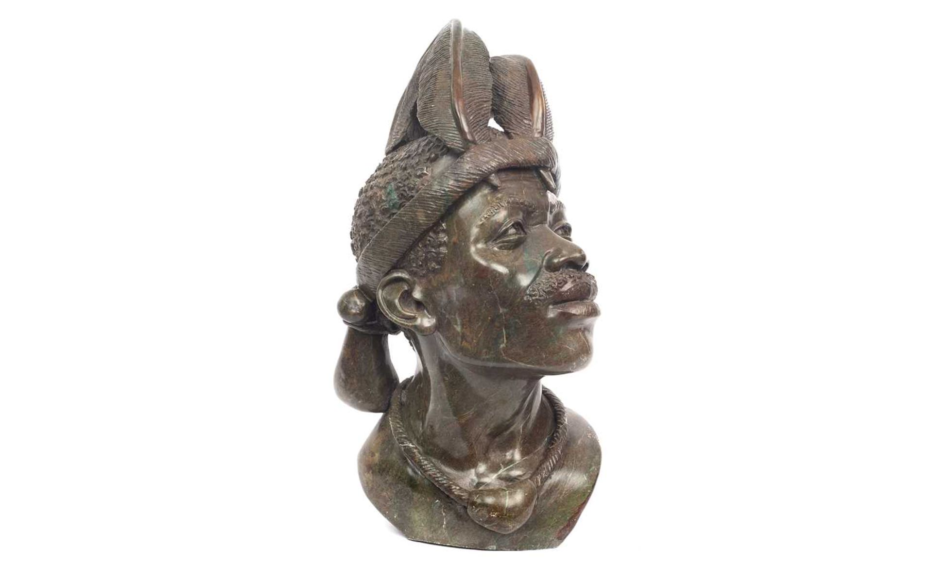 A 20TH CENTURY CARVED HARDSTONE PORTRAIT OF AN AFRICAN MAN - Image 2 of 3