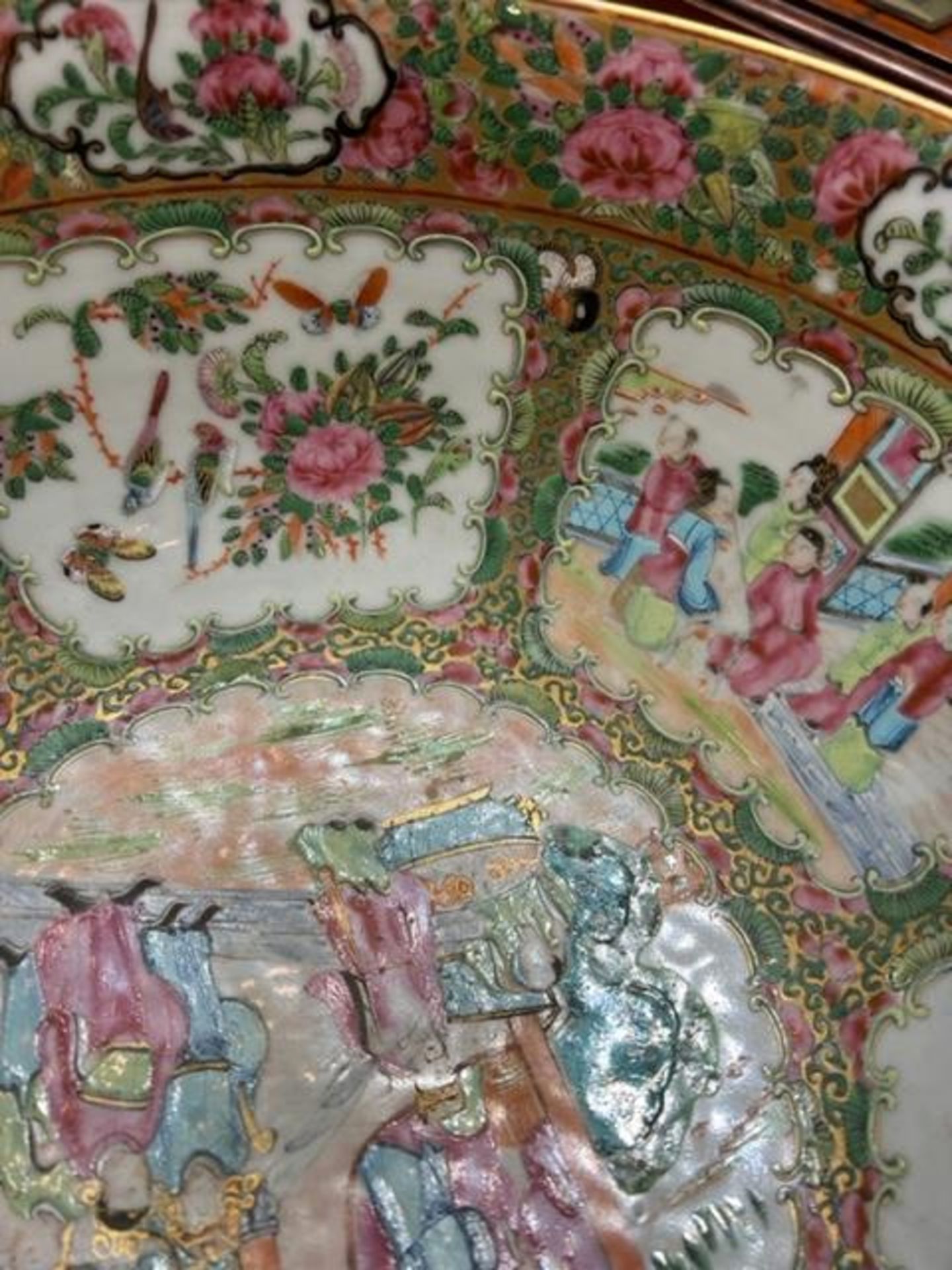 A LARGE LATE 19TH CENTURY CHINESE CANTON PORCELAIN BOWL - Image 11 of 20