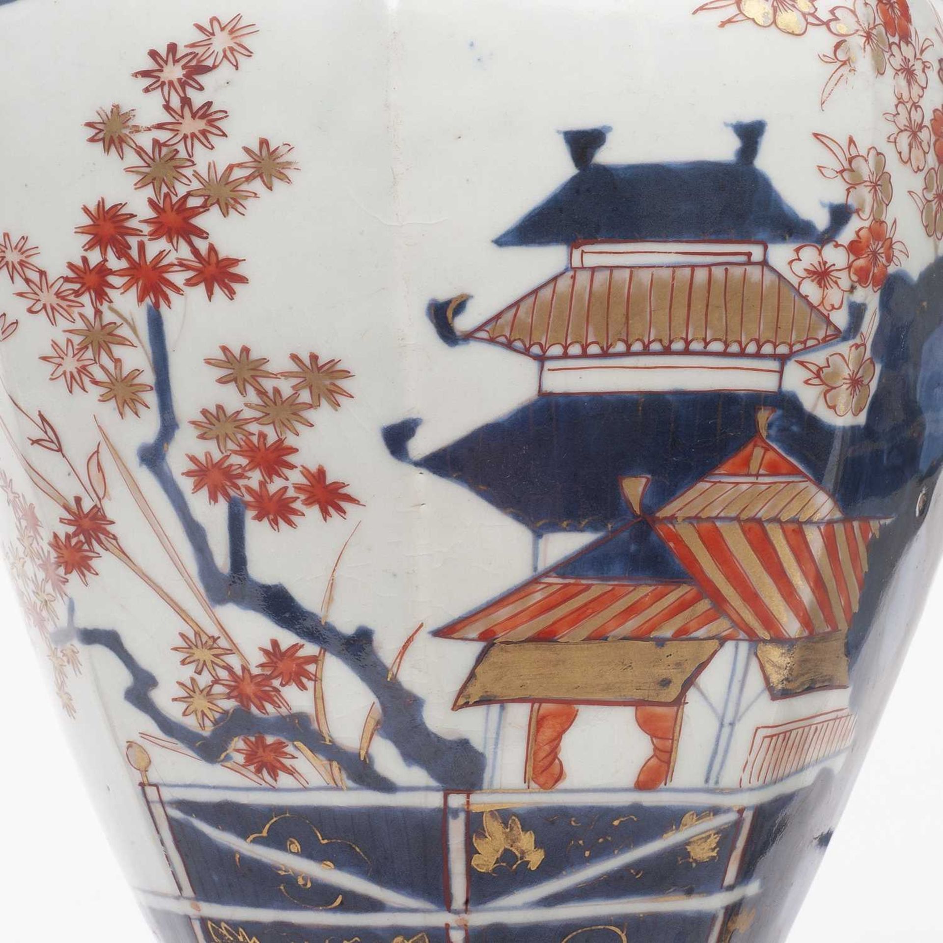 A PAIR OF JAPANESE 17TH CENTURY EDO PERIOD ARITA PORCELAIN AND ORMOLU VASE LAMPS - Image 5 of 5