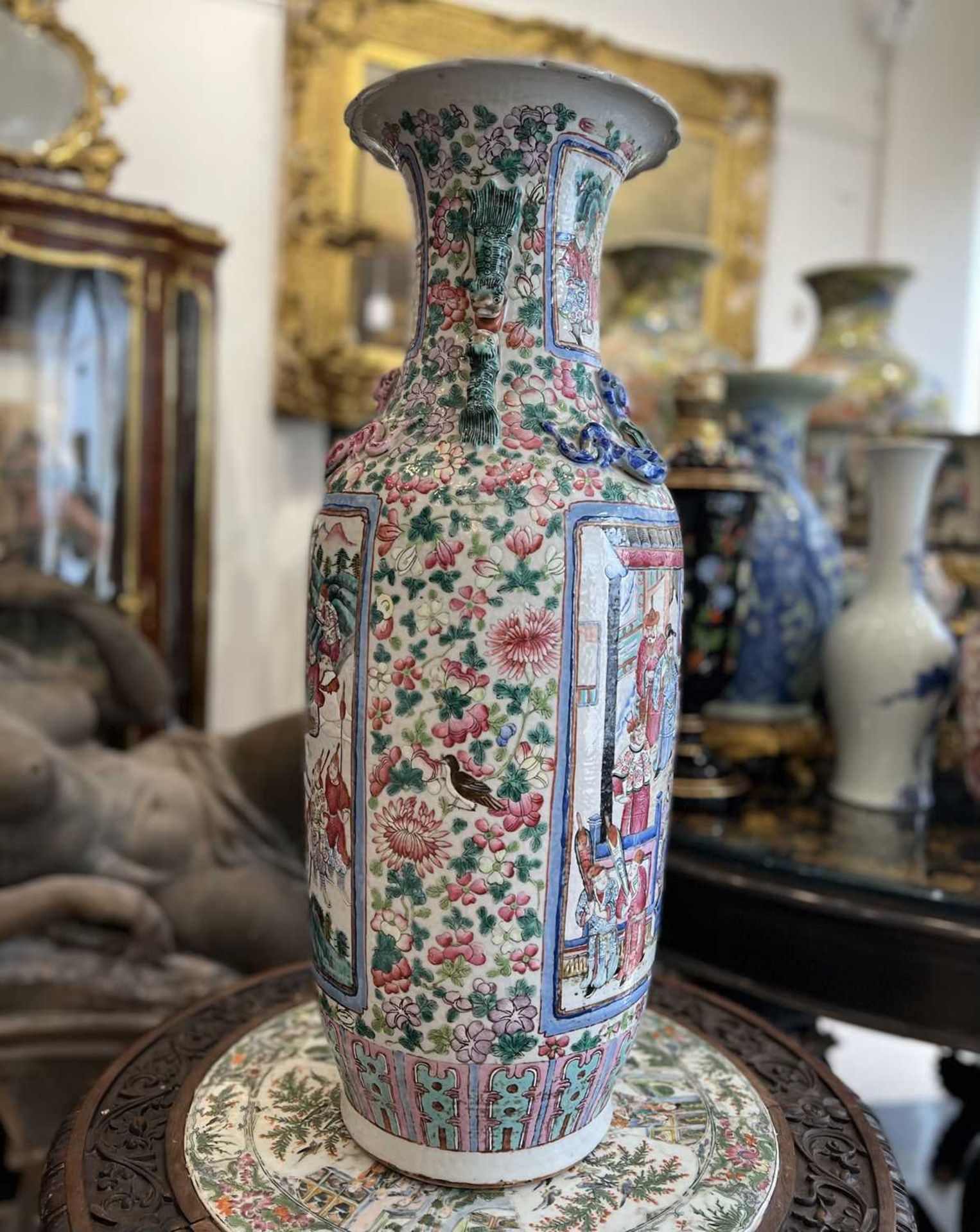 A LARGE LATE 19TH CENTURY CHINESE FAMILLE ROSE PORCELAIN VASE - Image 5 of 18