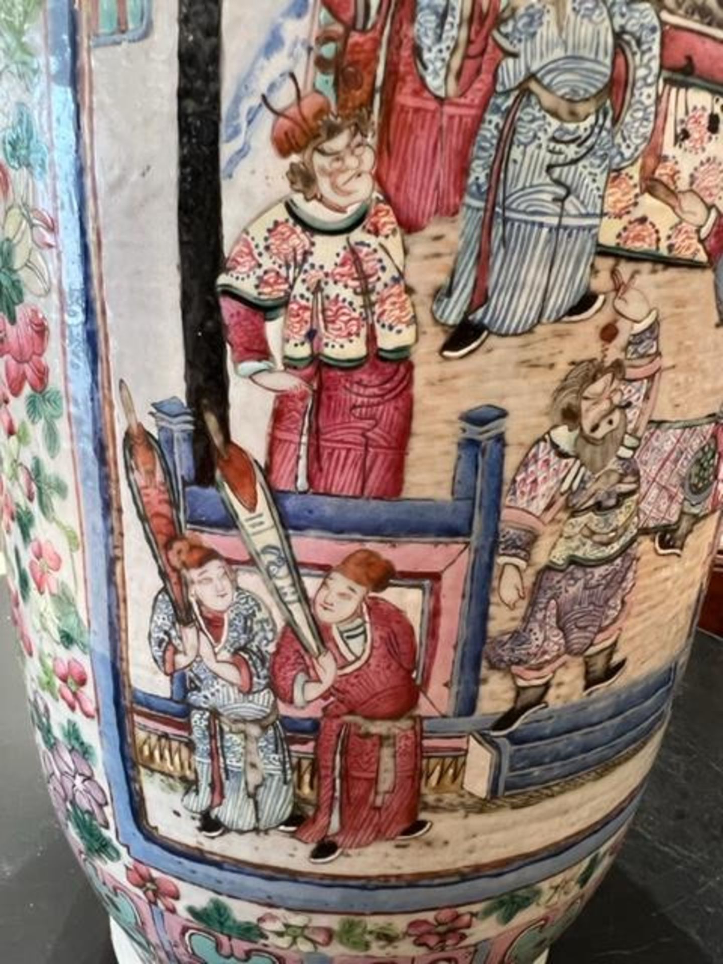 A LARGE LATE 19TH CENTURY CHINESE FAMILLE ROSE PORCELAIN VASE - Image 15 of 18