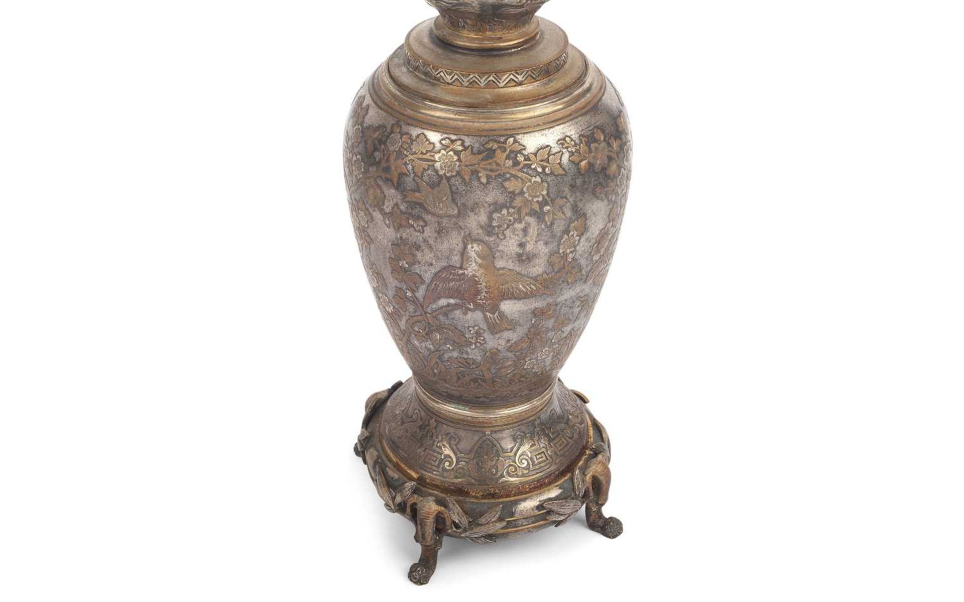 MANNER OF CHRISTOFLE & CIE: A FINE 19TH CENTURY FRENCH JAPONISME STYLE SILVERED METAL LAMP BASE - Image 5 of 5