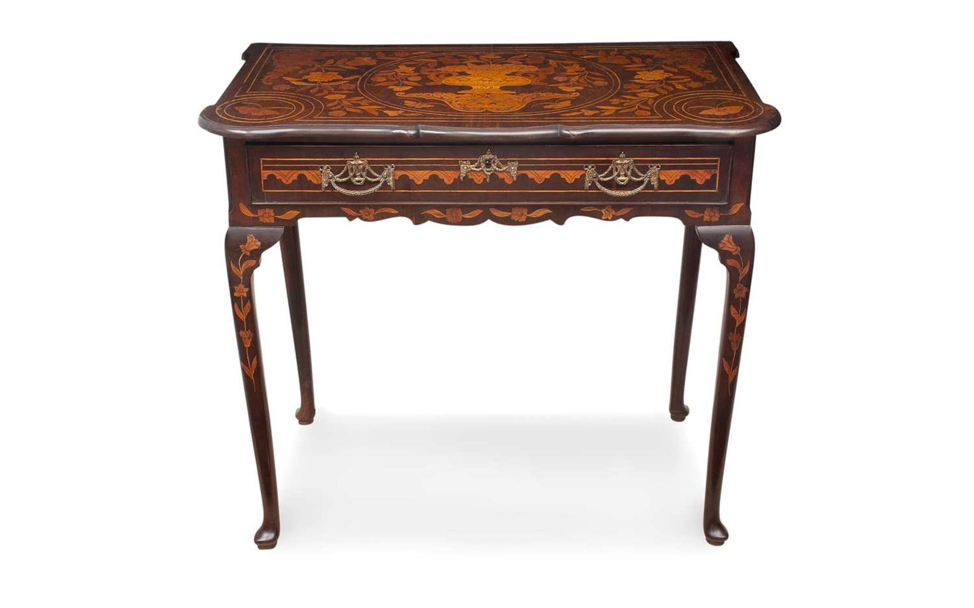 AN 18TH CENTURY DUTCH MARQUETRY TEA TABLE - Bild 2 aus 3