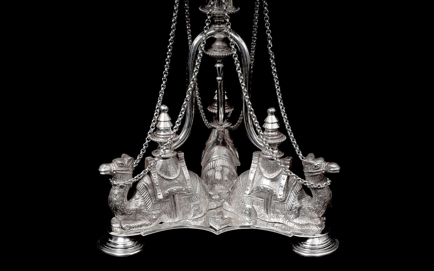 ATTRIBUTED TO ELKINGTON: A LATE 19TH CENTURY SILVER PLATED EGYPTIAN REVIVAL CENTREPIECE - Bild 2 aus 2